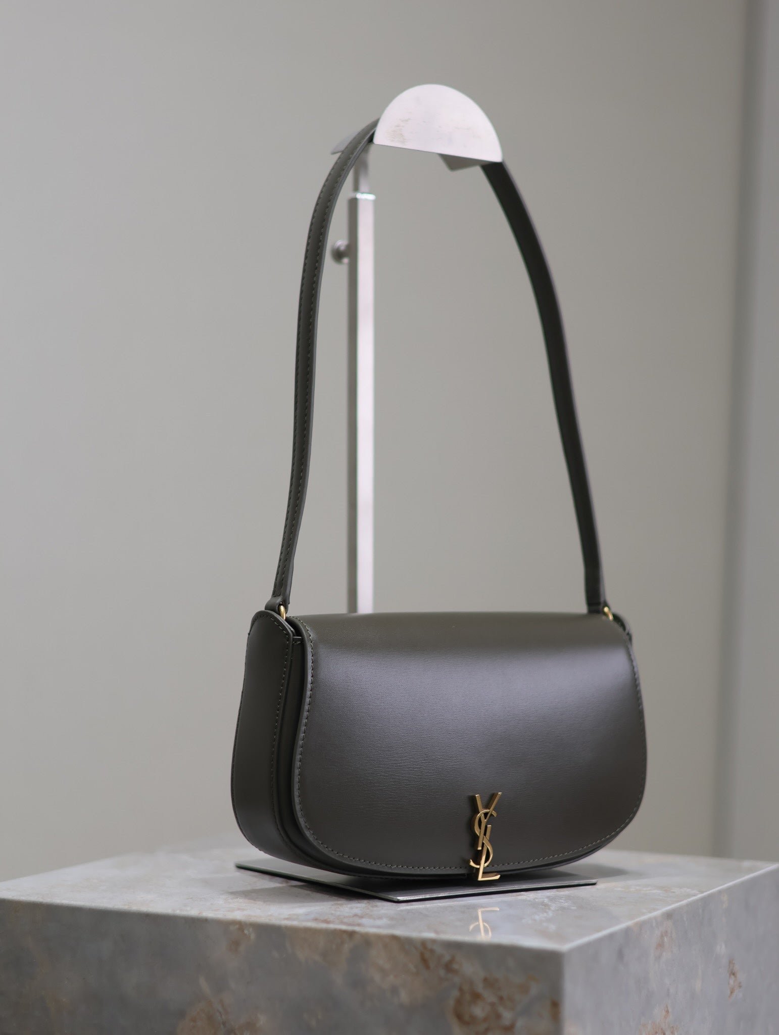 {Style No: R7ROYFTS} MINI VOLTAIRE IN BOX 17 IN KOMBU GREEN CALFSKIN GOLD LOGO - Image 3
