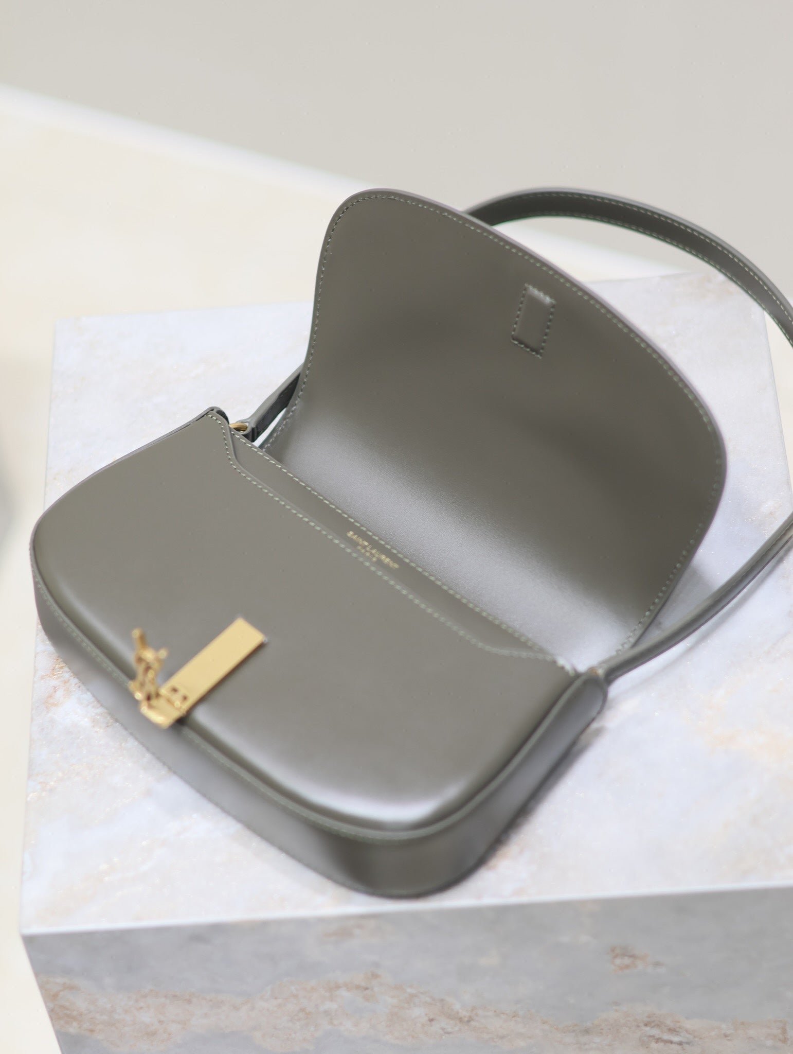 {Style No: R7ROYFTS} MINI VOLTAIRE IN BOX 17 IN KOMBU GREEN CALFSKIN GOLD LOGO - Image 4