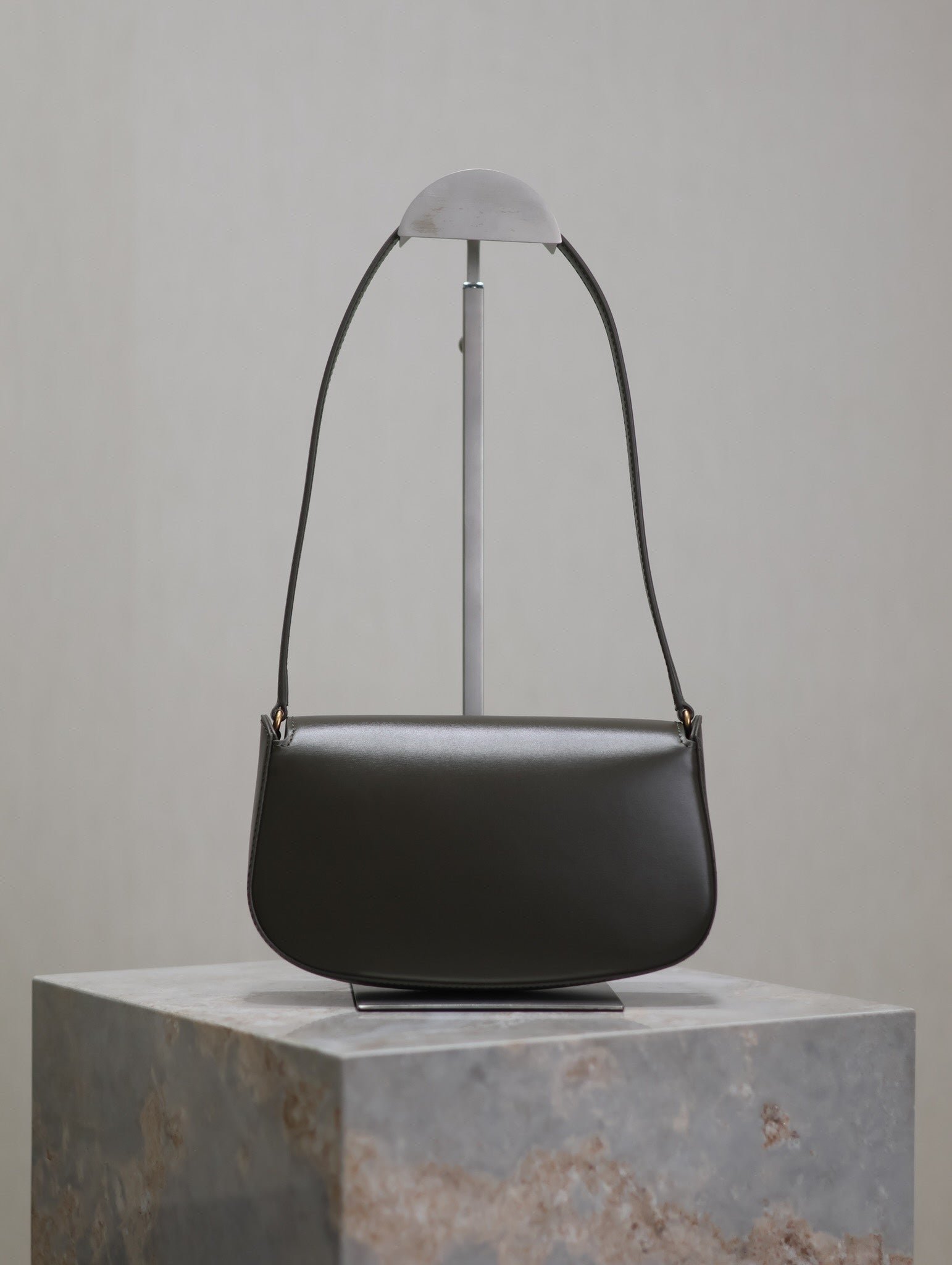 {Style No: R7ROYFTS} MINI VOLTAIRE IN BOX 17 IN KOMBU GREEN CALFSKIN GOLD LOGO - Image 6