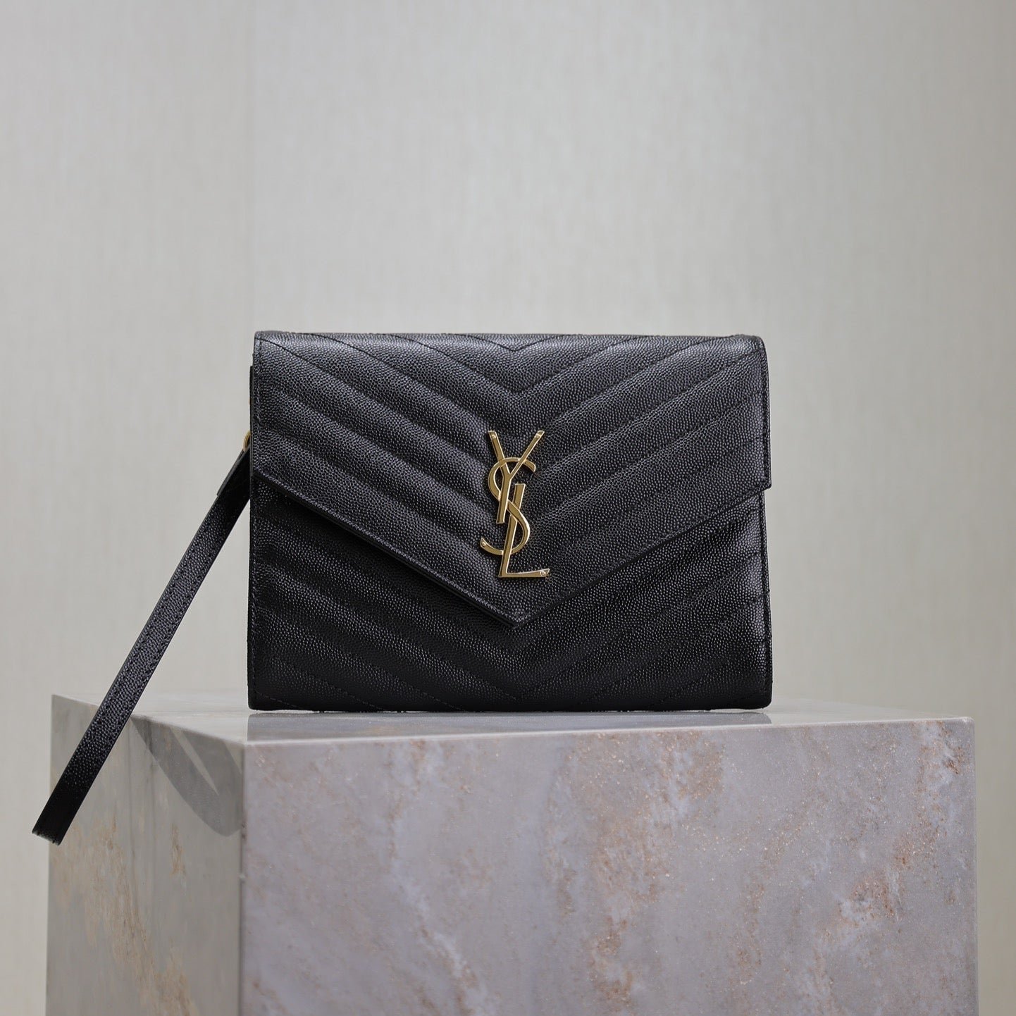 {Style No: 7TNPP2JF} CASSANDRE CLUTCH 21 IN BLACK LAMBSKIN GOLD HARDWARE