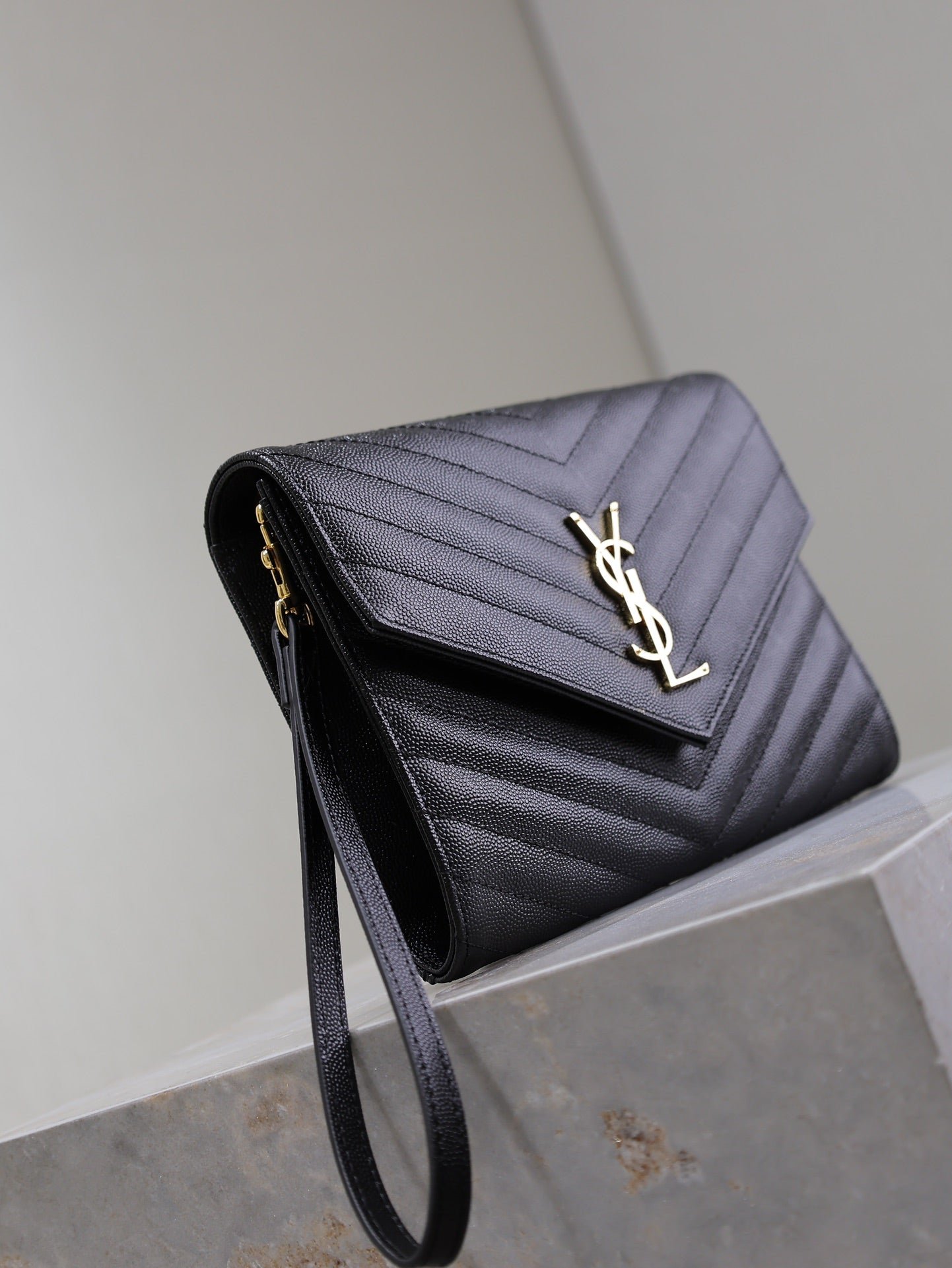 {Style No: 7TNPP2JF} CASSANDRE CLUTCH 21 IN BLACK LAMBSKIN GOLD HARDWARE - Image 4
