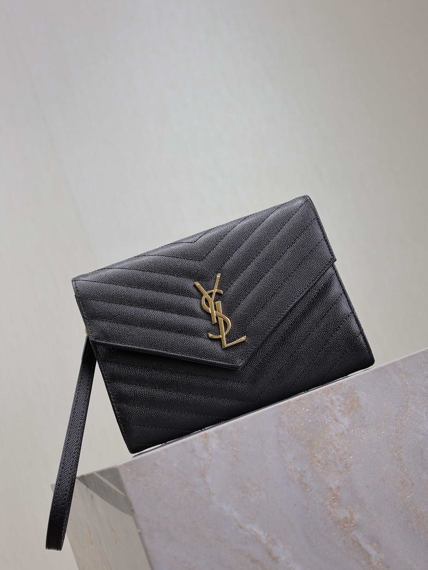 {Style No: 7TNPP2JF} CASSANDRE CLUTCH 21 IN BLACK LAMBSKIN GOLD HARDWARE - Image 6