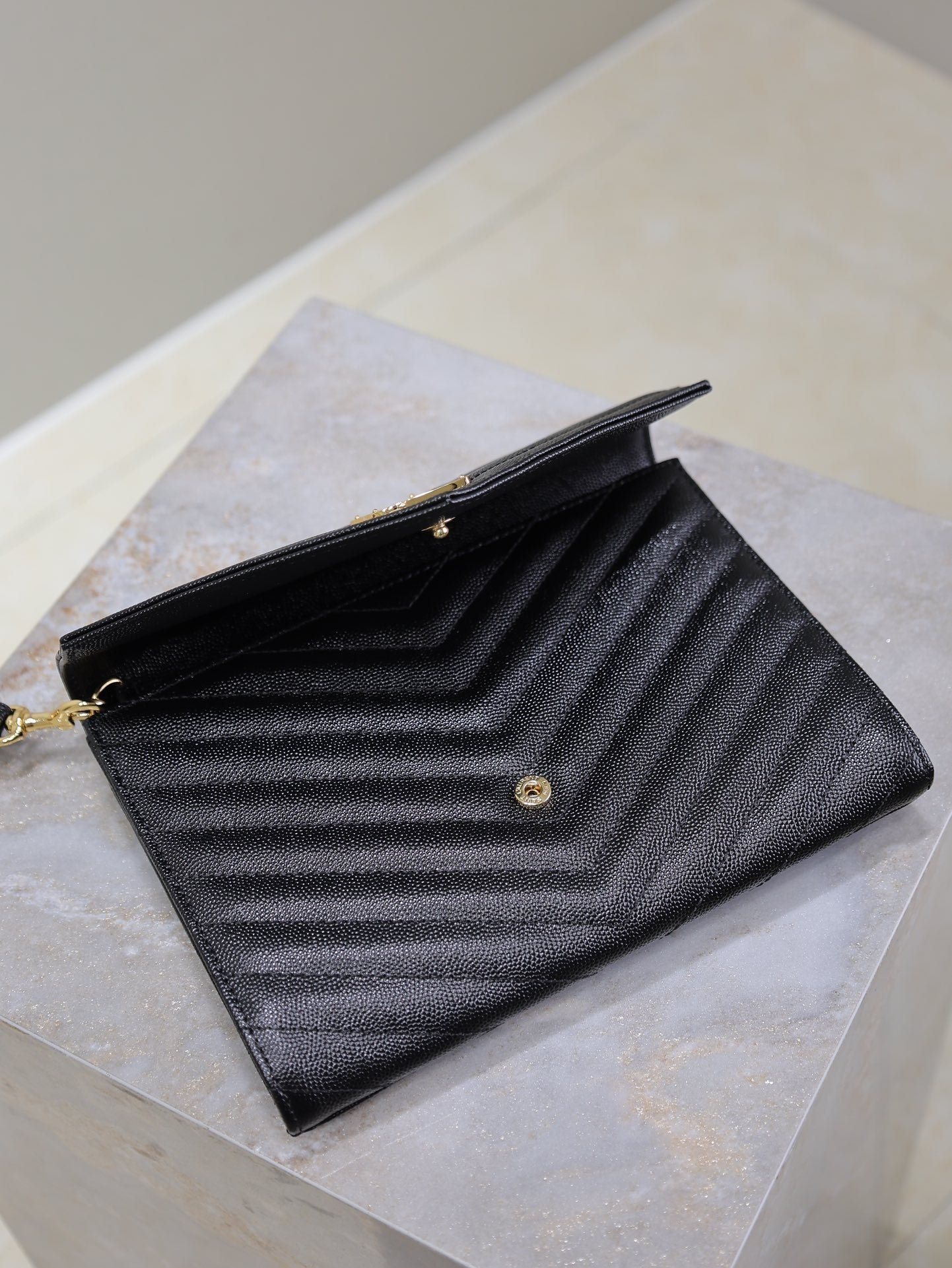 {Style No: 7TNPP2JF} CASSANDRE CLUTCH 21 IN BLACK LAMBSKIN GOLD HARDWARE - Image 8