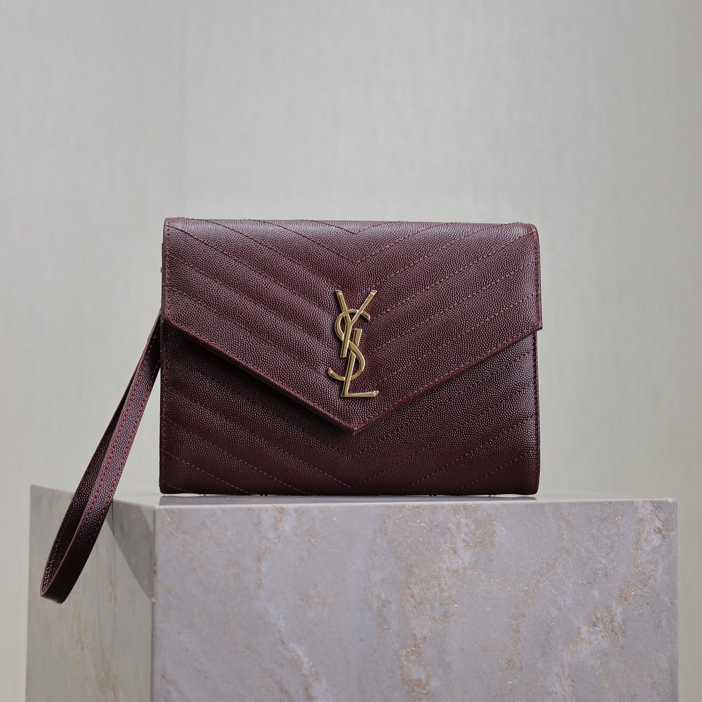 {Style No: JPZGBND5} CASSANDRE CLUTCH 21 IN BORDEAUX RED LAMBSKIN GOLD HARDWARE