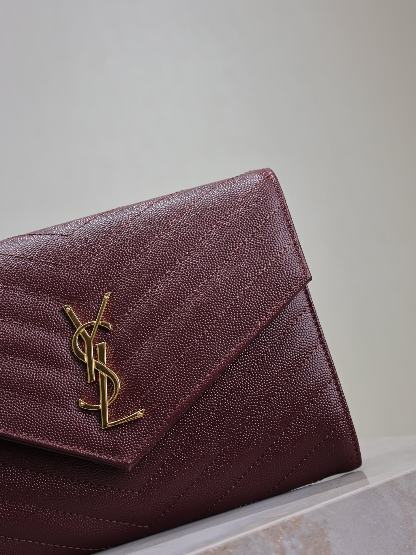 {Style No: JPZGBND5} CASSANDRE CLUTCH 21 IN BORDEAUX RED LAMBSKIN GOLD HARDWARE - Image 6
