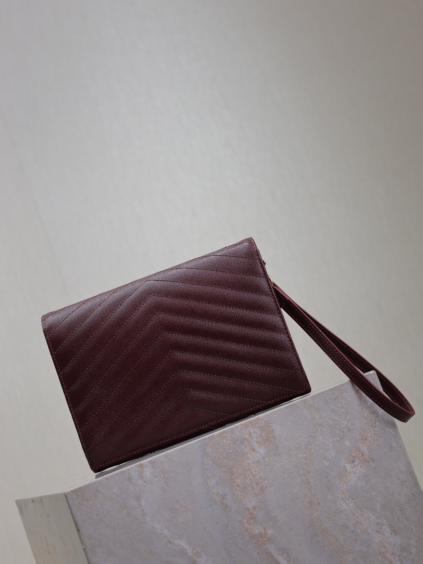 {Style No: JPZGBND5} CASSANDRE CLUTCH 21 IN BORDEAUX RED LAMBSKIN GOLD HARDWARE - Image 7