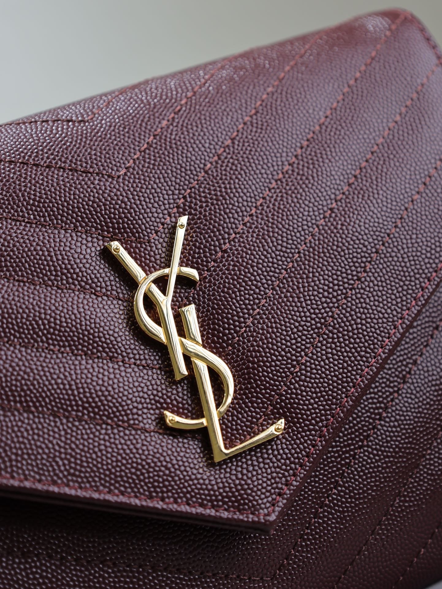 {Style No: JPZGBND5} CASSANDRE CLUTCH 21 IN BORDEAUX RED LAMBSKIN GOLD HARDWARE - Image 8