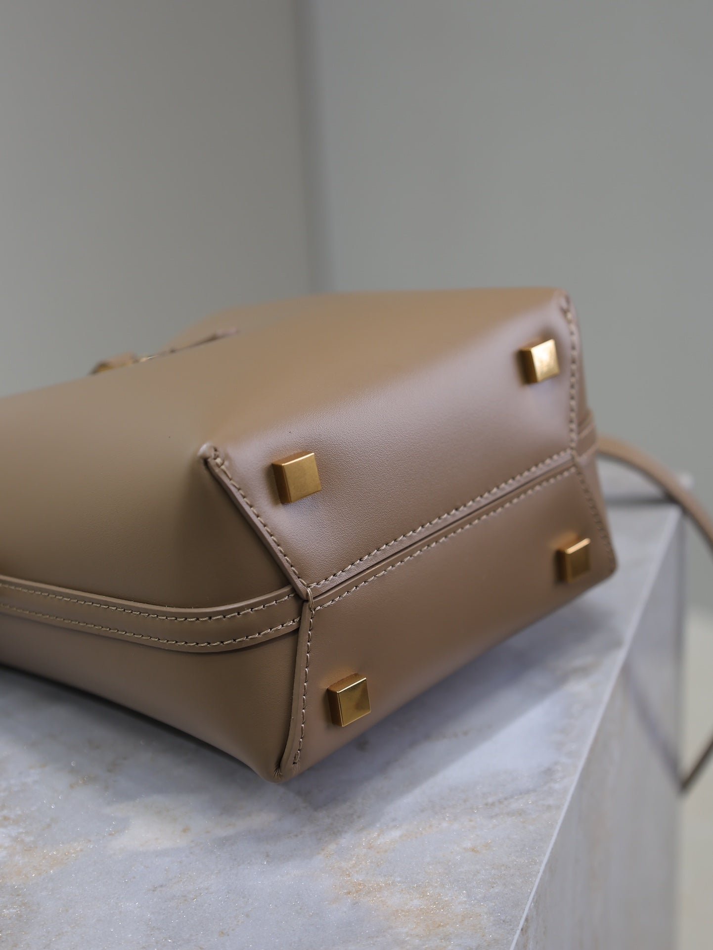 {Style No: 6SC5TIYK} LE 37 MINI BUCKET BAG 15 IN BROWN CALFSKIN GOLD HARDWARE - Image 4