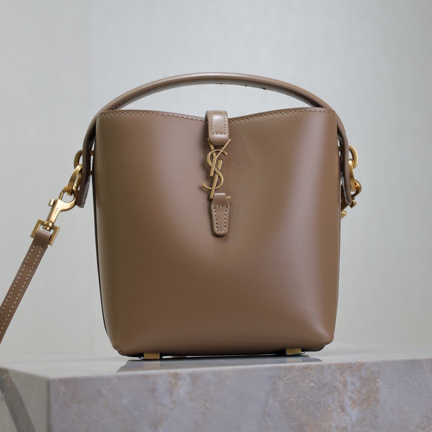 {Style No: 6SC5TIYK} LE 37 MINI BUCKET BAG 15 IN BROWN CALFSKIN GOLD HARDWARE
