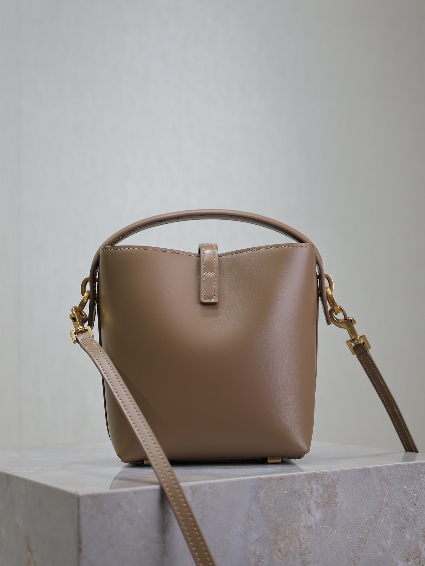 {Style No: 6SC5TIYK} LE 37 MINI BUCKET BAG 15 IN BROWN CALFSKIN GOLD HARDWARE - Image 2