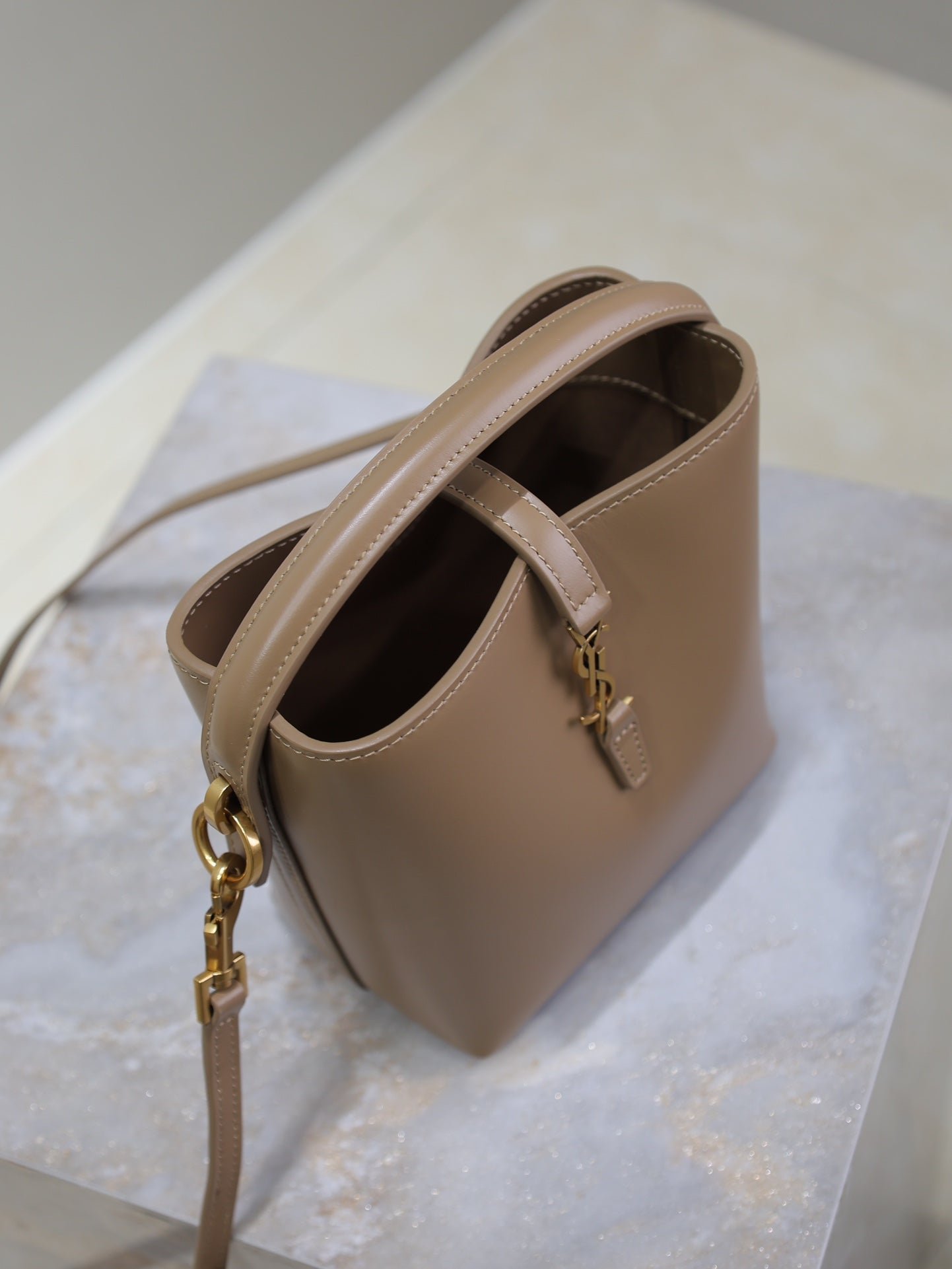 {Style No: 6SC5TIYK} LE 37 MINI BUCKET BAG 15 IN BROWN CALFSKIN GOLD HARDWARE - Image 5