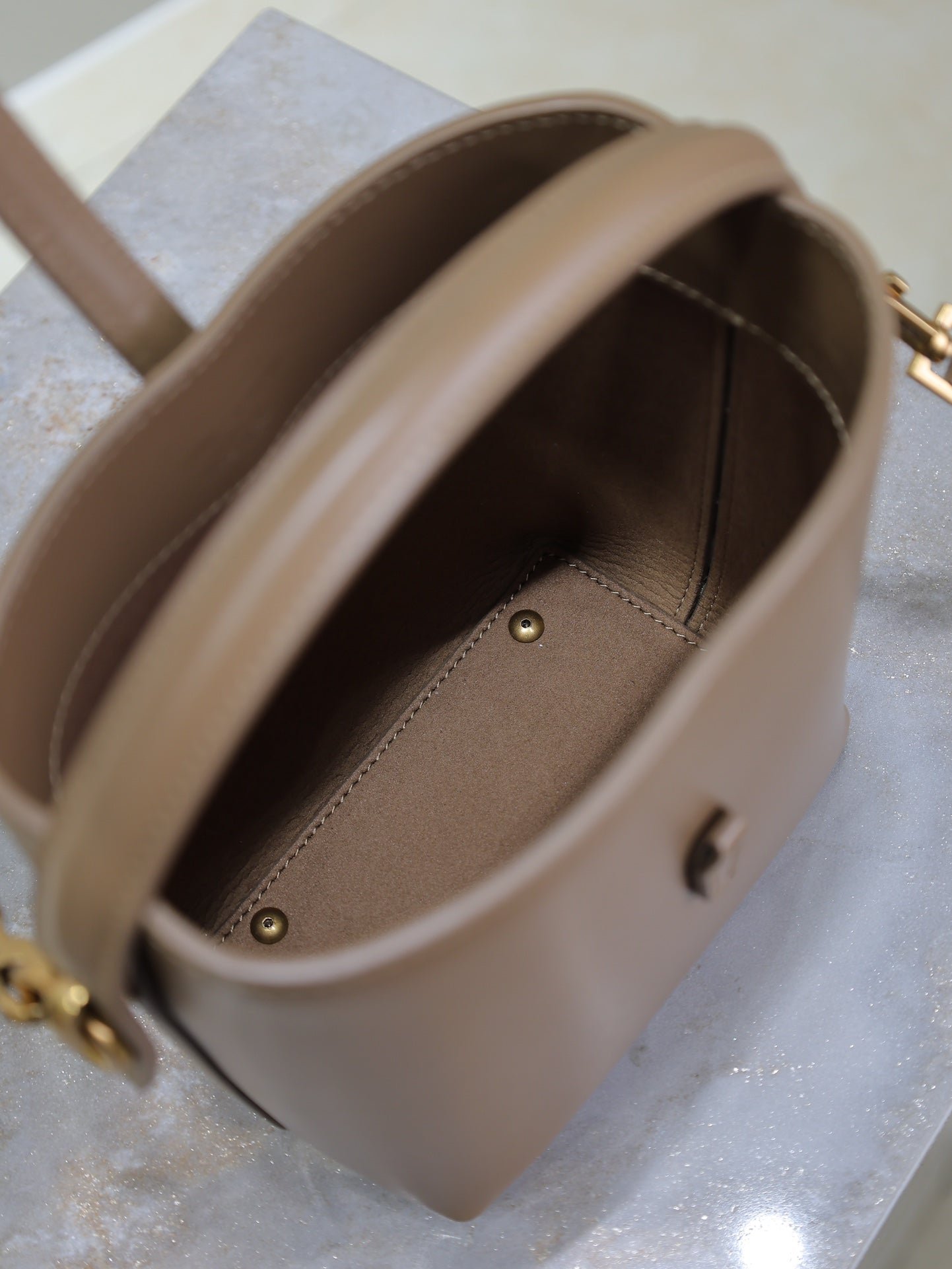 {Style No: 6SC5TIYK} LE 37 MINI BUCKET BAG 15 IN BROWN CALFSKIN GOLD HARDWARE - Image 6