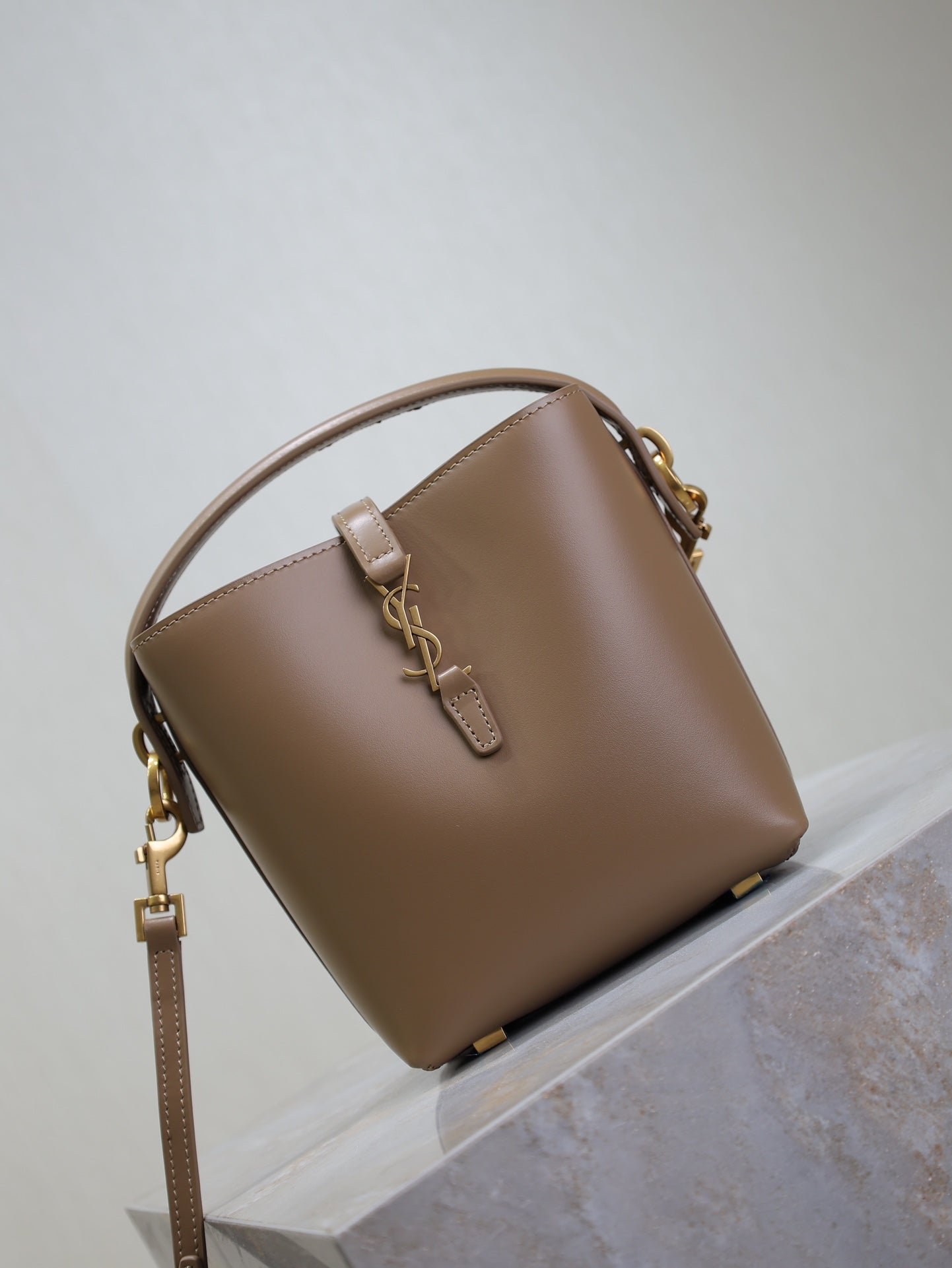 {Style No: 6SC5TIYK} LE 37 MINI BUCKET BAG 15 IN BROWN CALFSKIN GOLD HARDWARE - Image 7