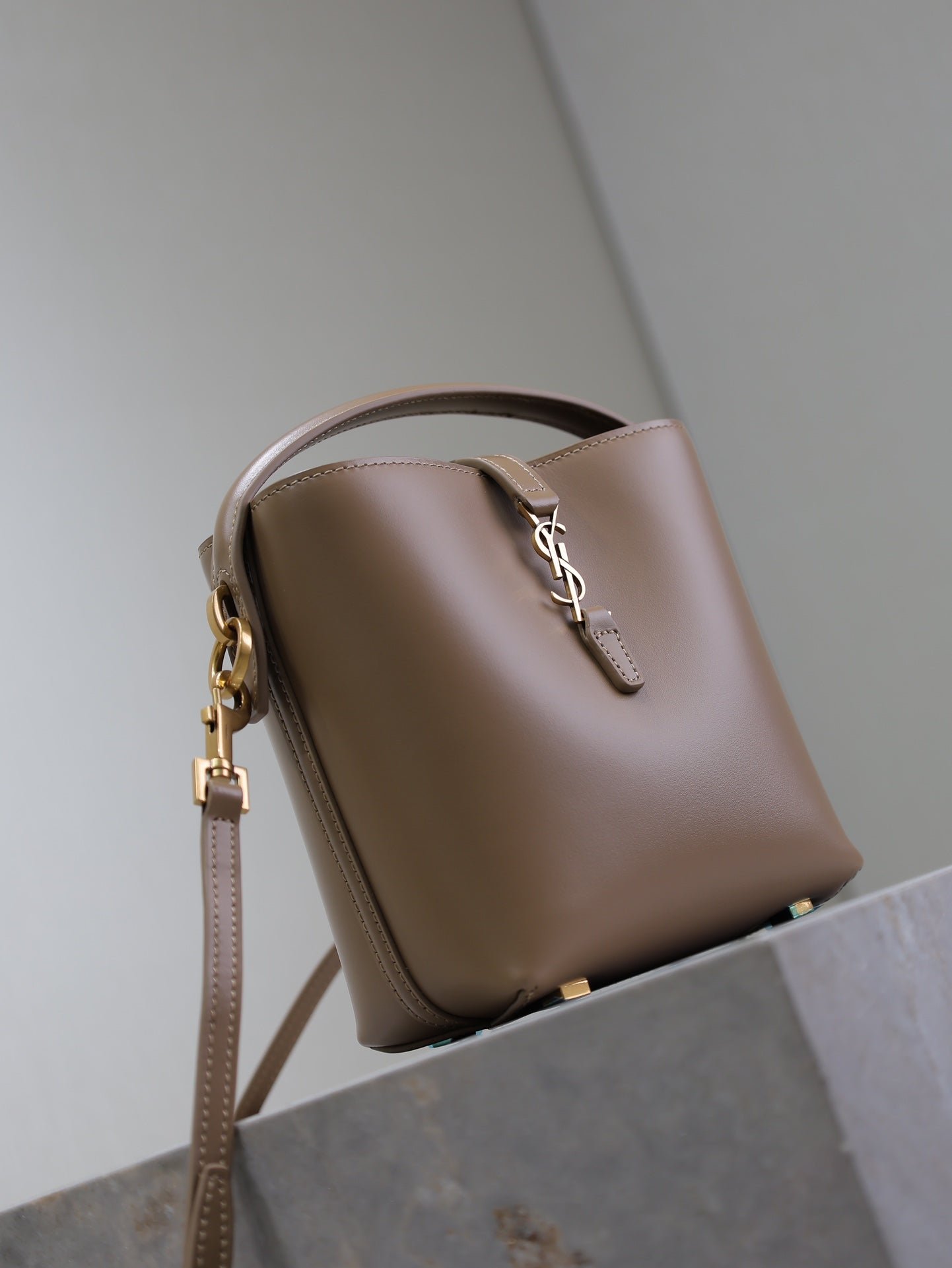 {Style No: 6SC5TIYK} LE 37 MINI BUCKET BAG 15 IN BROWN CALFSKIN GOLD HARDWARE - Image 3