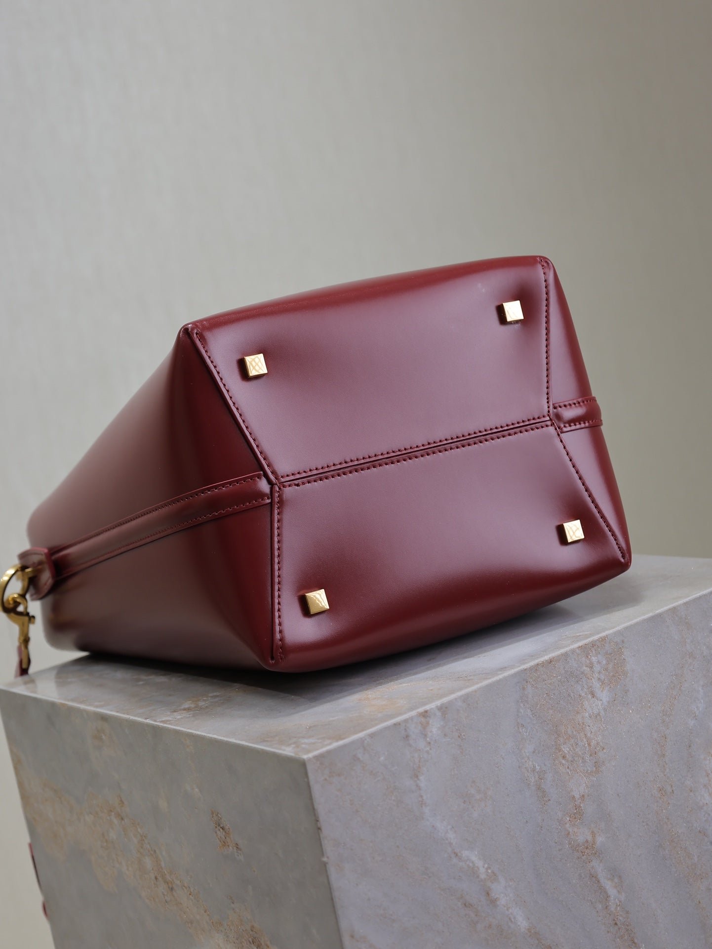 {Style No: PF9HLMYH} YSL 25S LE 5 À 7 BUCKET 26 IN DARK BURGUNDY CALFSKIN GOLD HARDWRE - Image 9