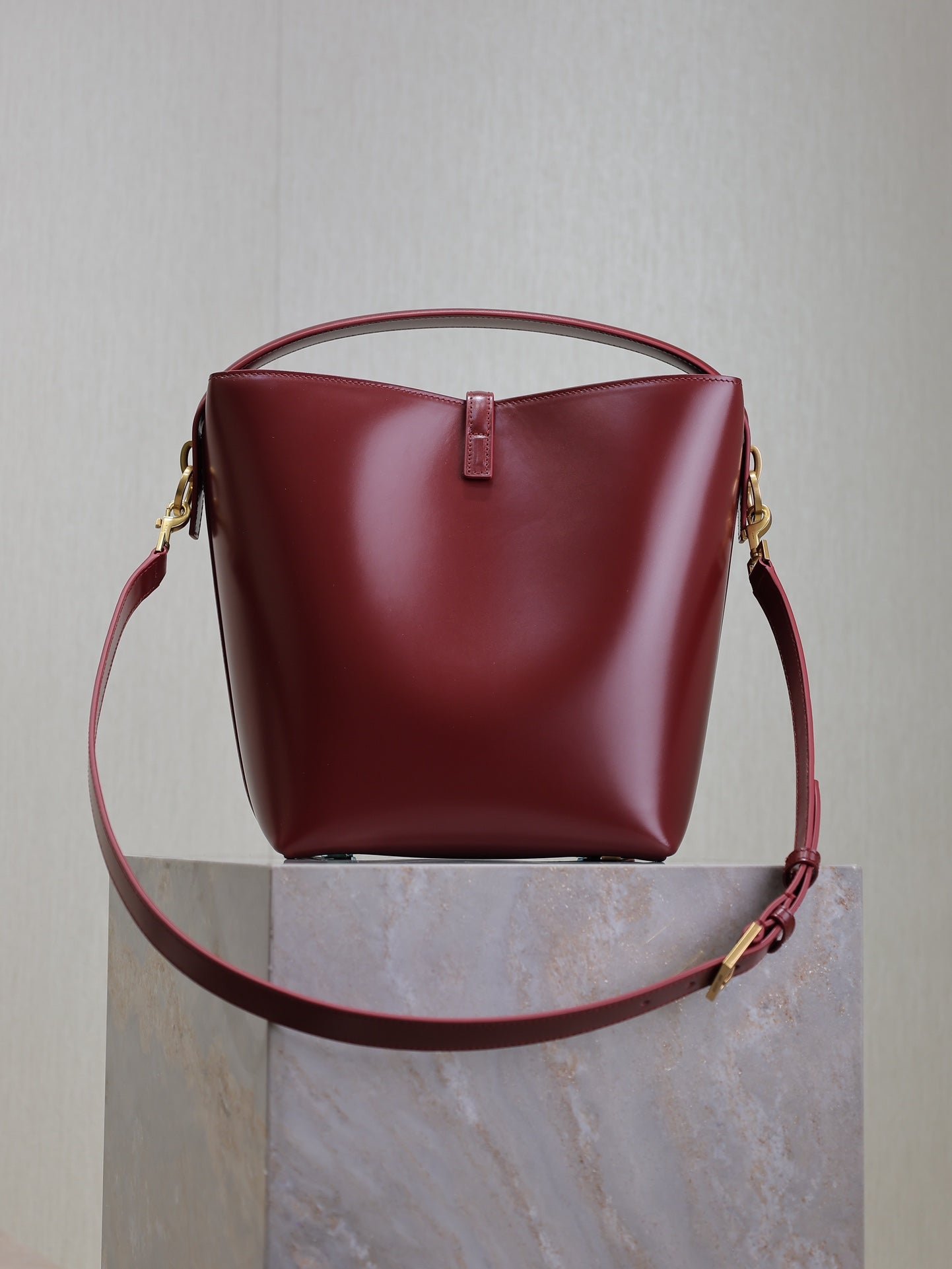 {Style No: PF9HLMYH} YSL 25S LE 5 À 7 BUCKET 26 IN DARK BURGUNDY CALFSKIN GOLD HARDWRE - Image 2