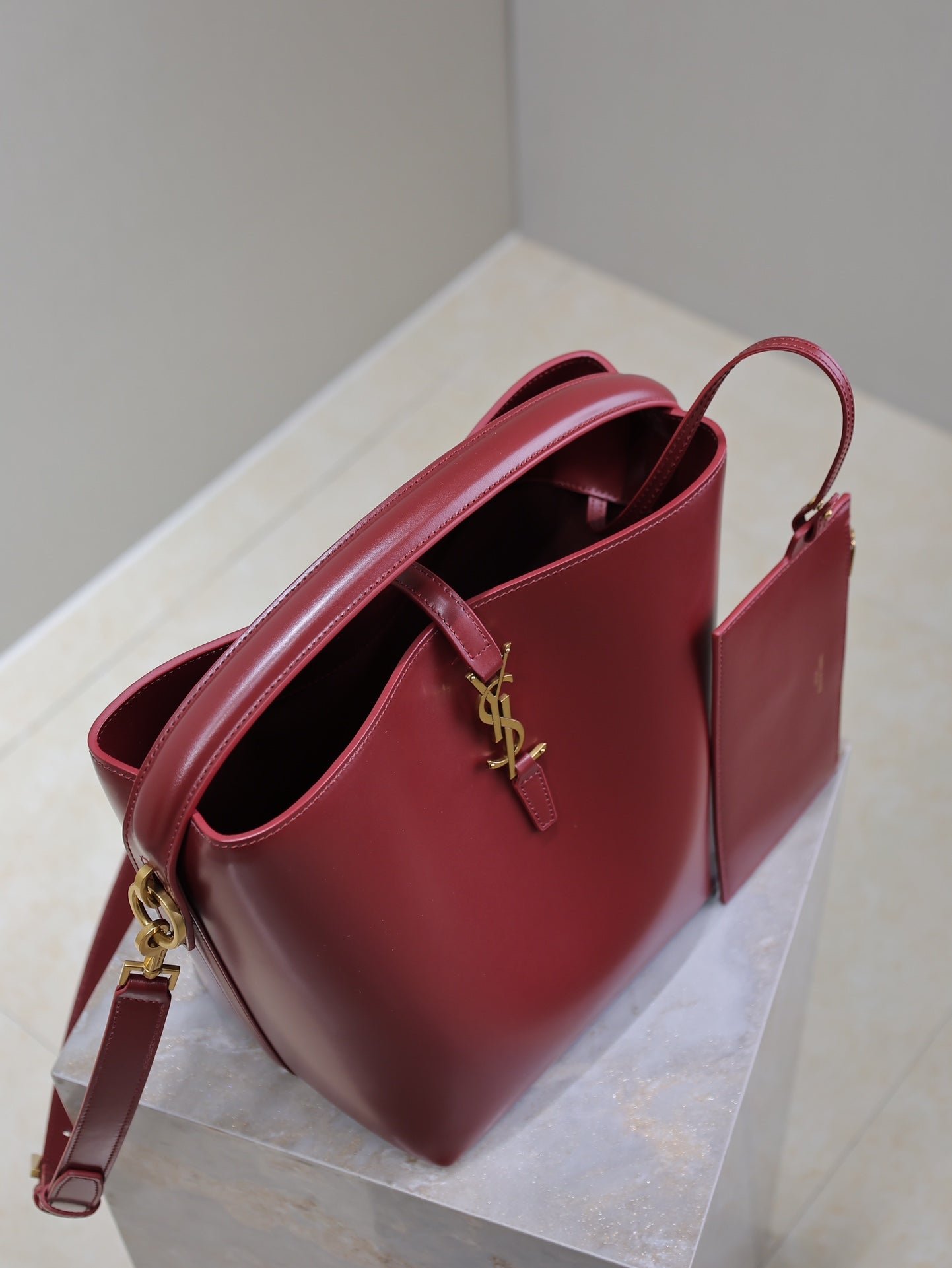{Style No: PF9HLMYH} YSL 25S LE 5 À 7 BUCKET 26 IN DARK BURGUNDY CALFSKIN GOLD HARDWRE - Image 4