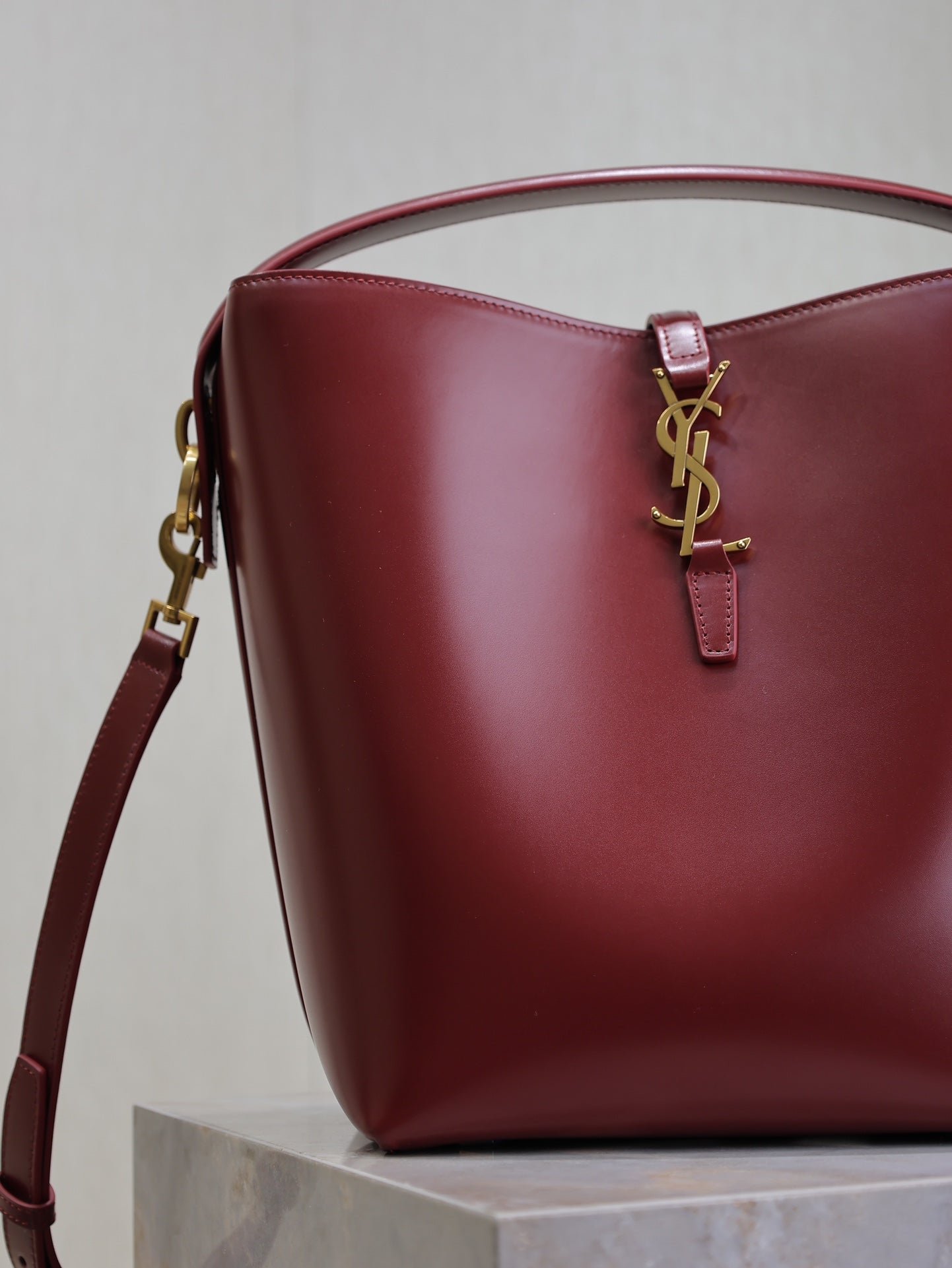 {Style No: PF9HLMYH} YSL 25S LE 5 À 7 BUCKET 26 IN DARK BURGUNDY CALFSKIN GOLD HARDWRE - Image 3