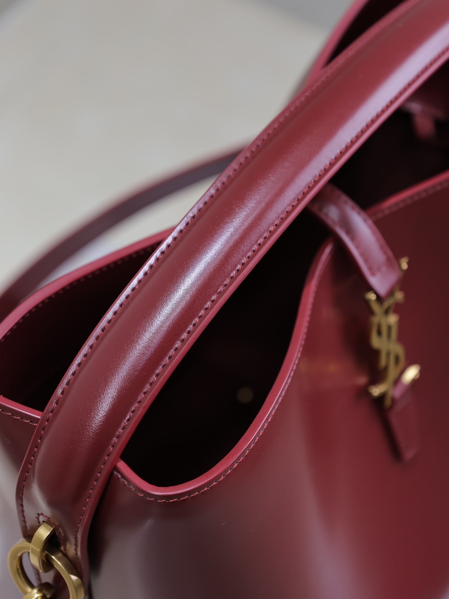 {Style No: PF9HLMYH} YSL 25S LE 5 À 7 BUCKET 26 IN DARK BURGUNDY CALFSKIN GOLD HARDWRE - Image 6