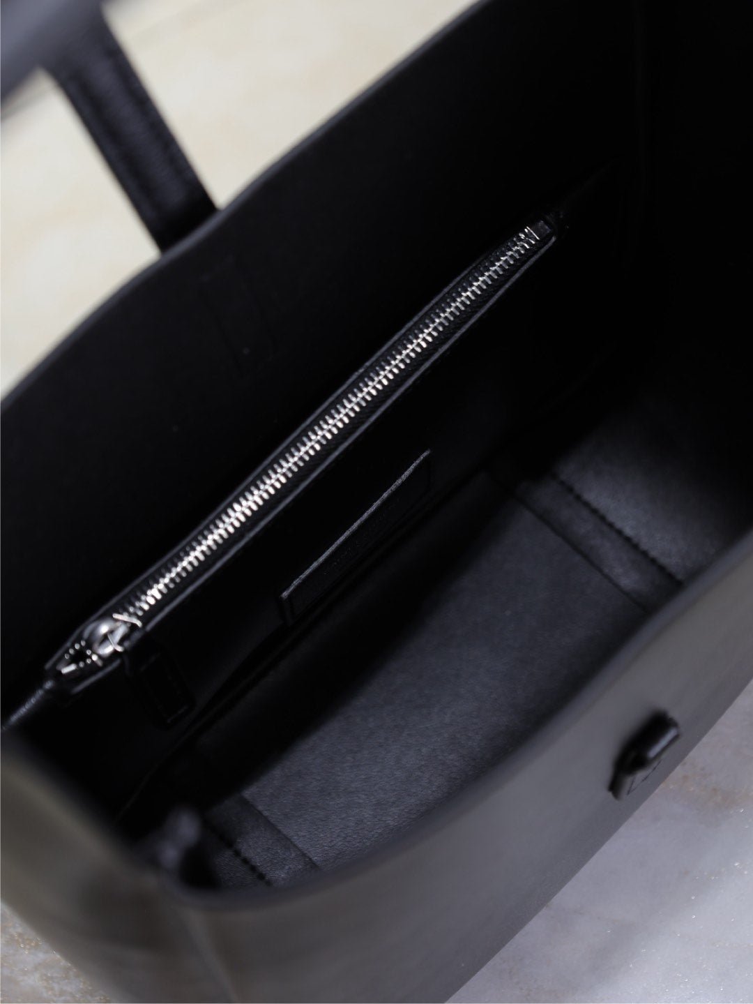 {Style No: 37Z83VE3} LE 5 À 7 SUPPLE BAG 23 IN BLACK CALFSKIN SILVER BUCKLE - Image 3
