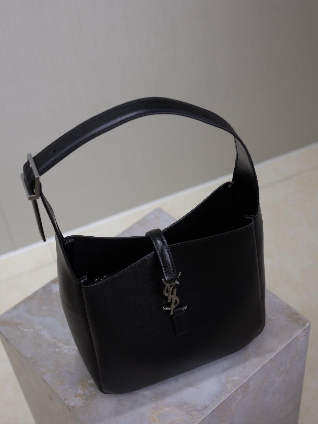 {Style No: 37Z83VE3} LE 5 À 7 SUPPLE BAG 23 IN BLACK CALFSKIN SILVER BUCKLE - Image 2