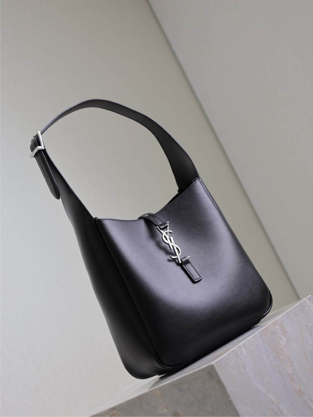 {Style No: 37Z83VE3} LE 5 À 7 SUPPLE BAG 23 IN BLACK CALFSKIN SILVER BUCKLE - Image 4