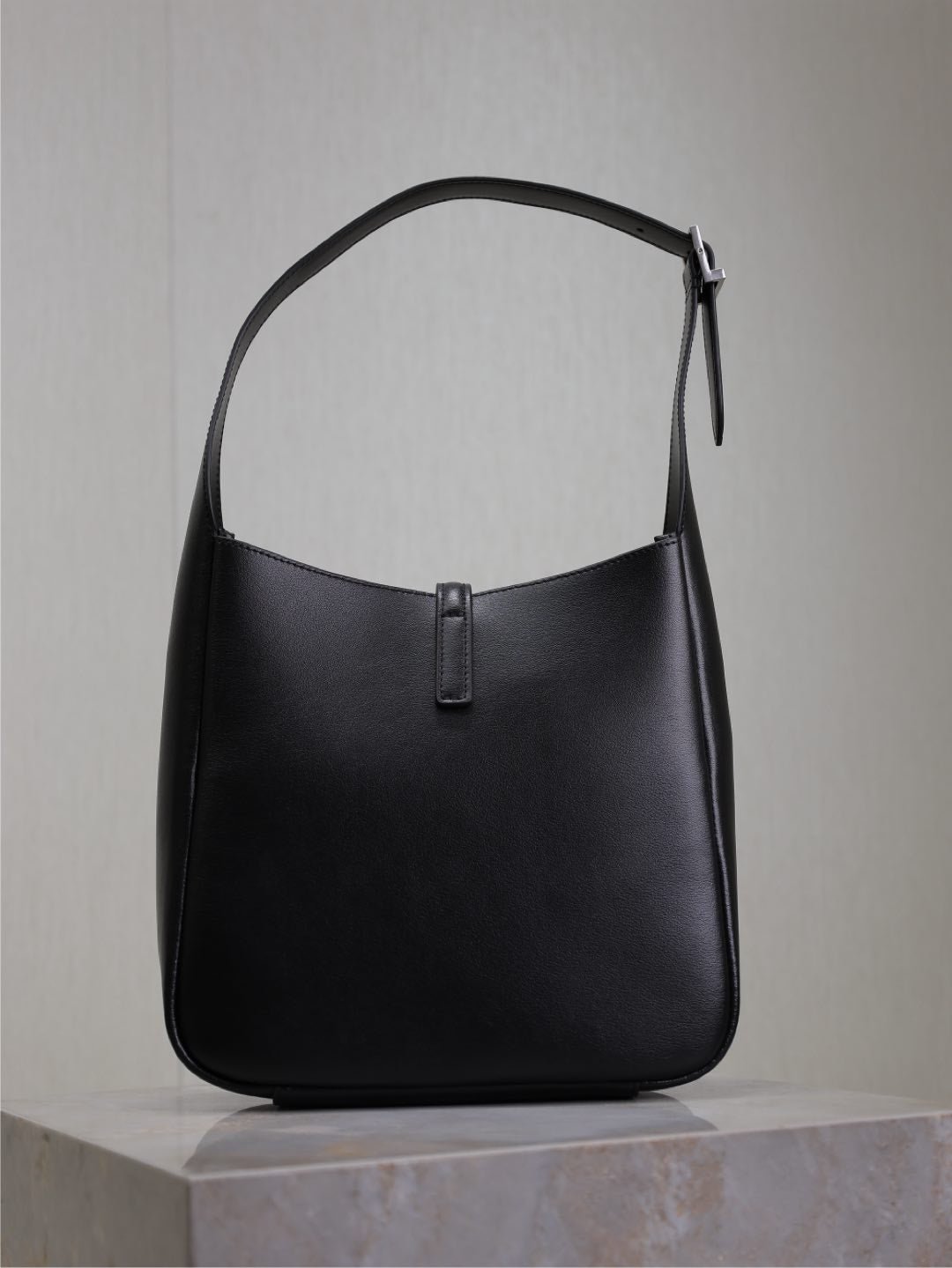 {Style No: 37Z83VE3} LE 5 À 7 SUPPLE BAG 23 IN BLACK CALFSKIN SILVER BUCKLE - Image 5