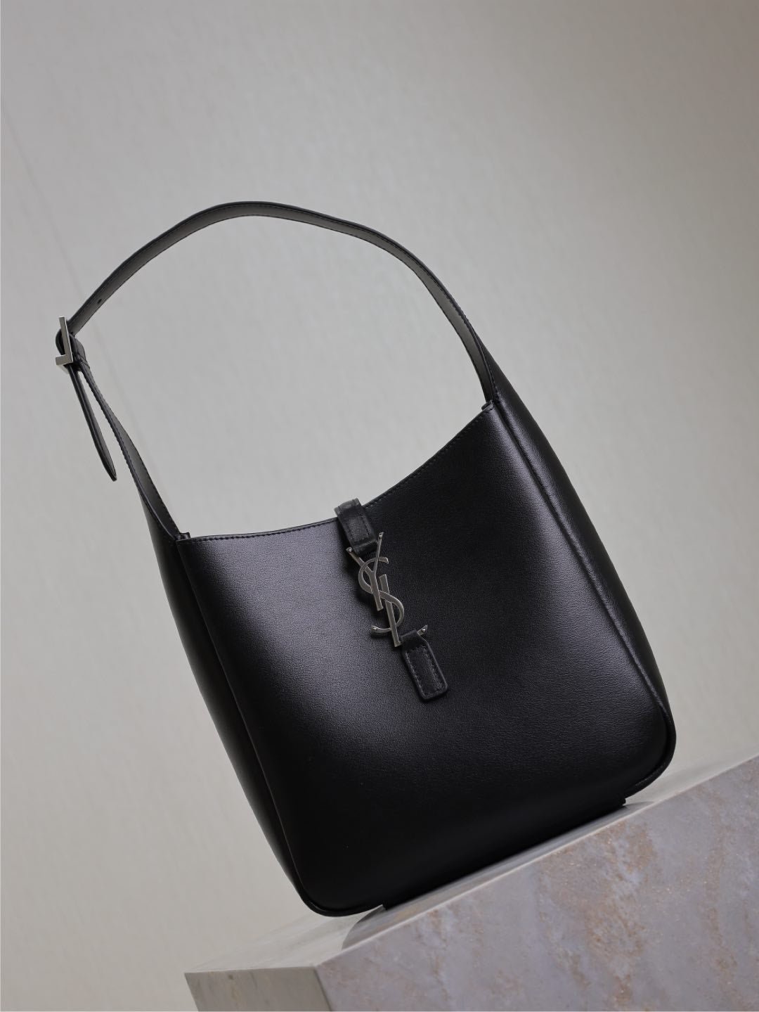 {Style No: 37Z83VE3} LE 5 À 7 SUPPLE BAG 23 IN BLACK CALFSKIN SILVER BUCKLE - Image 6