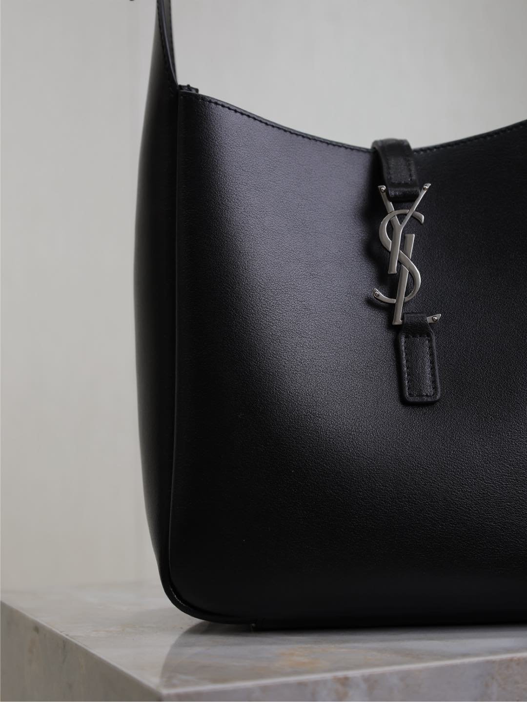 {Style No: 37Z83VE3} LE 5 À 7 SUPPLE BAG 23 IN BLACK CALFSKIN SILVER BUCKLE - Image 7