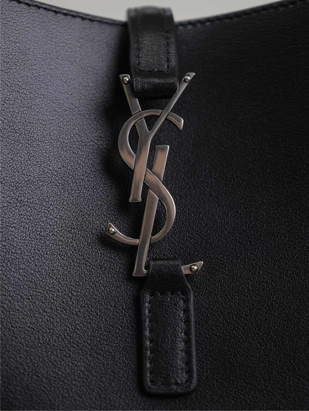 {Style No: 37Z83VE3} LE 5 À 7 SUPPLE BAG 23 IN BLACK CALFSKIN SILVER BUCKLE - Image 8