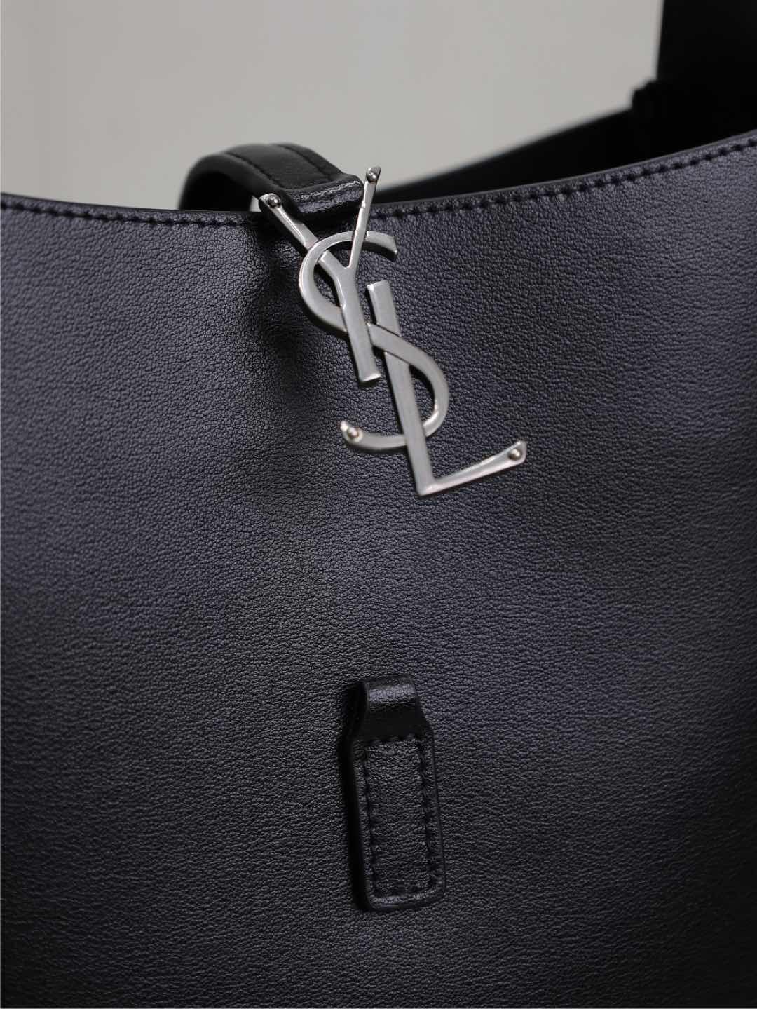 {Style No: 37Z83VE3} LE 5 À 7 SUPPLE BAG 23 IN BLACK CALFSKIN SILVER BUCKLE - Image 9