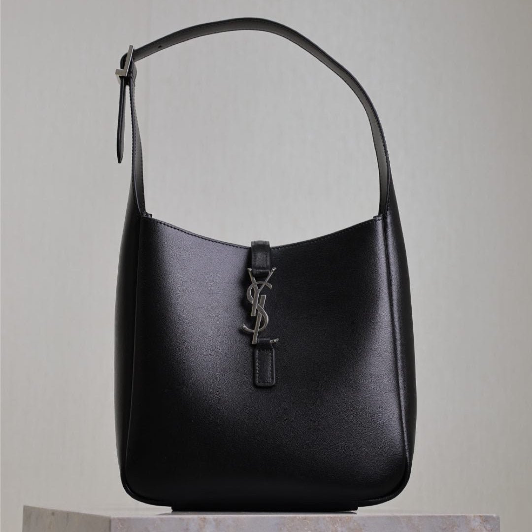 {Style No: 37Z83VE3} LE 5 À 7 SUPPLE BAG 23 IN BLACK CALFSKIN SILVER BUCKLE