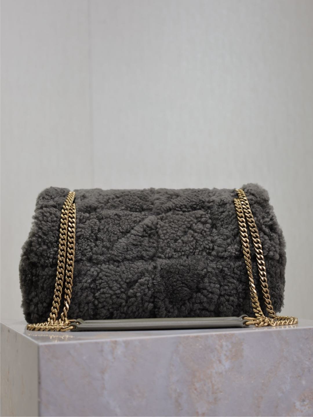{Style No: R798RQXR} JAMIE BAG 25 IN DARK GRAY LAMB WOOL - Image 9