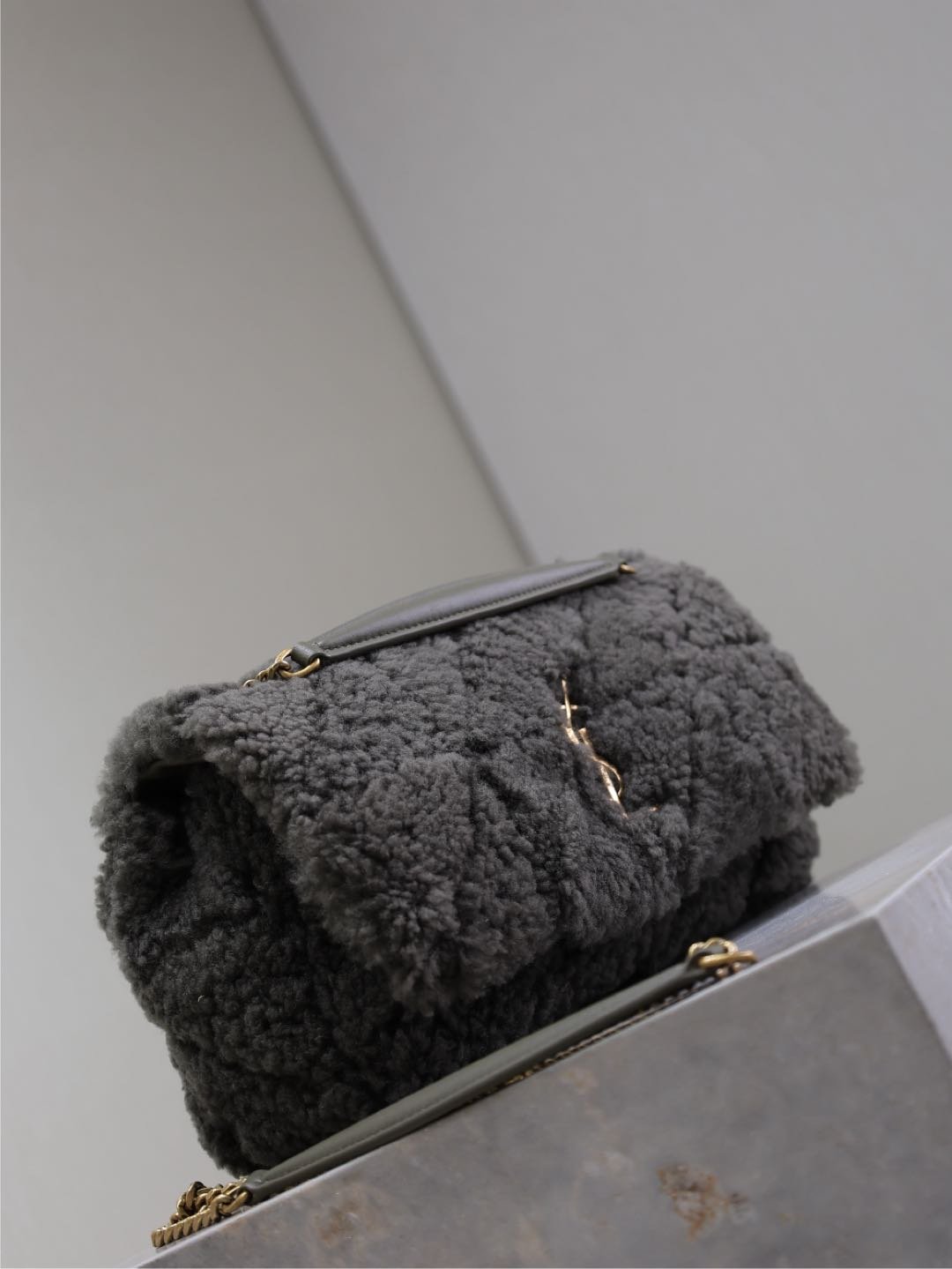 {Style No: R798RQXR} JAMIE BAG 25 IN DARK GRAY LAMB WOOL - Image 5