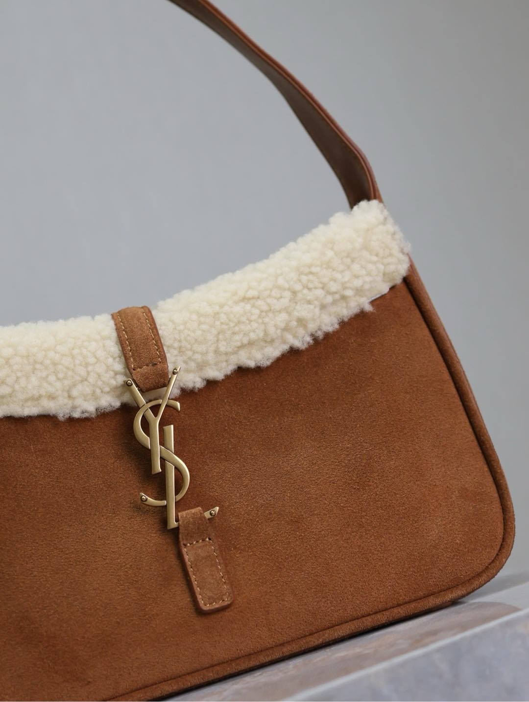 {Style No: LM212PS5} LE 5 À 7 SHOULDER BAG 25 IN BROWNIE SUEDE AND WHITE SHEARLING TRIM - Image 3