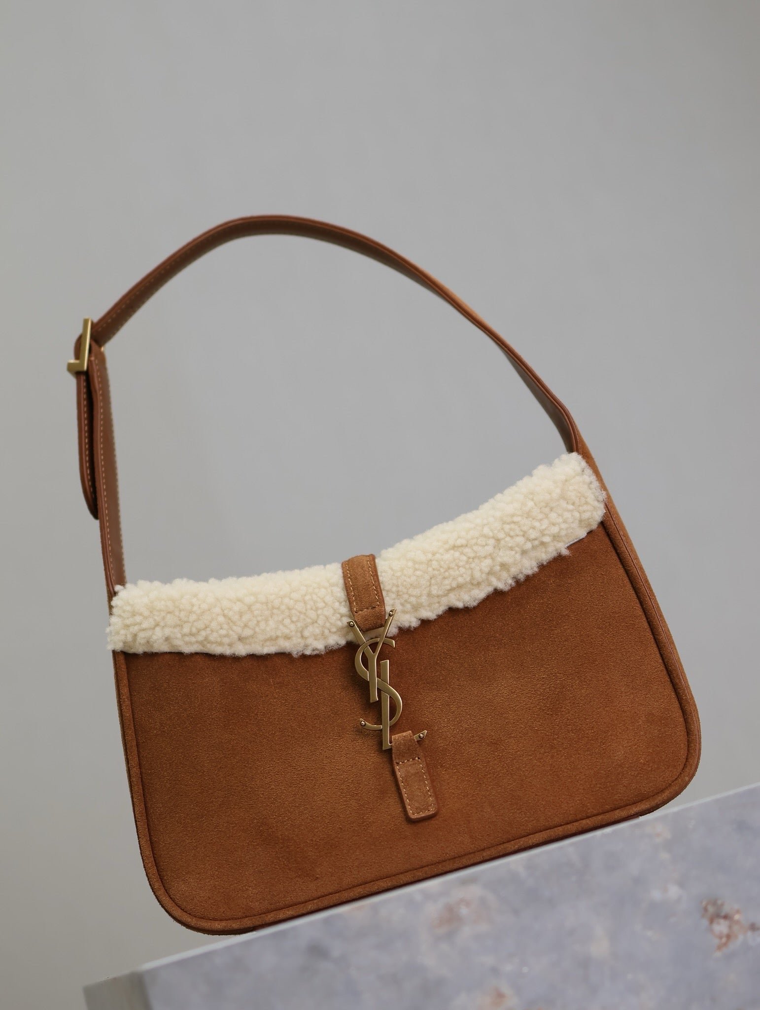 {Style No: LM212PS5} LE 5 À 7 SHOULDER BAG 25 IN BROWNIE SUEDE AND WHITE SHEARLING TRIM - Image 4