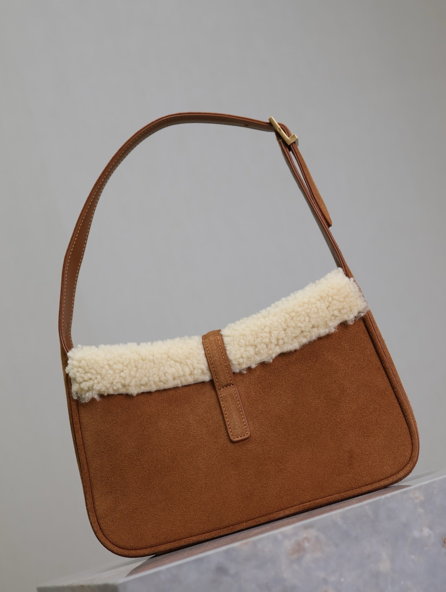 {Style No: LM212PS5} LE 5 À 7 SHOULDER BAG 25 IN BROWNIE SUEDE AND WHITE SHEARLING TRIM - Image 6