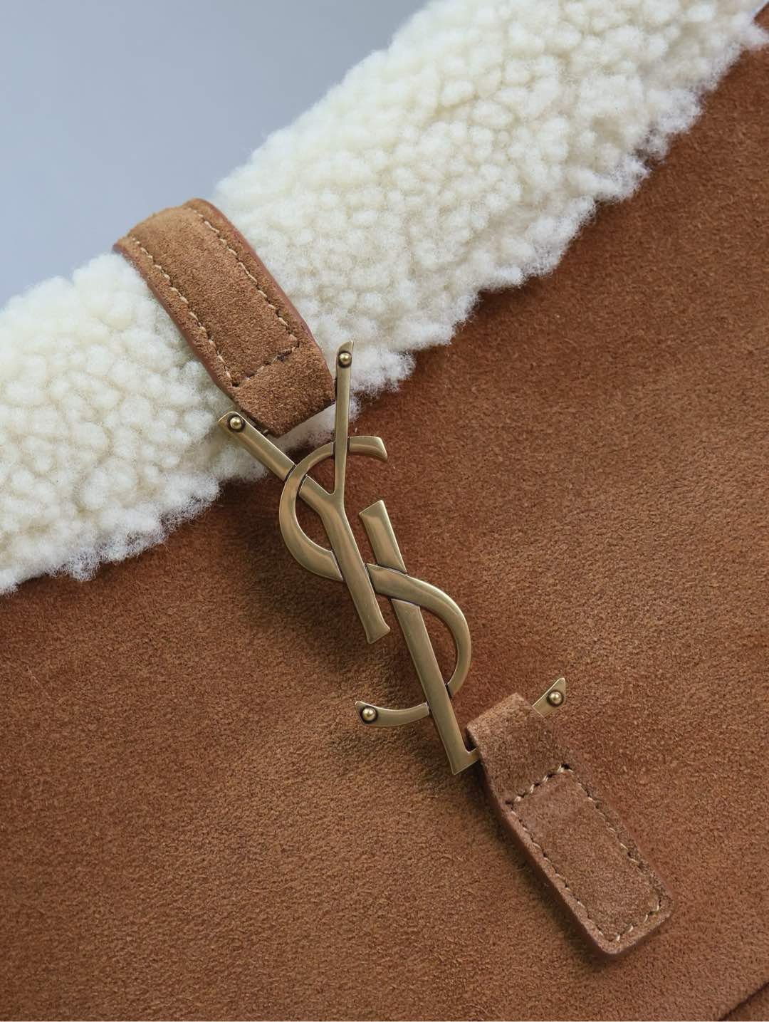 {Style No: LM212PS5} LE 5 À 7 SHOULDER BAG 25 IN BROWNIE SUEDE AND WHITE SHEARLING TRIM - Image 9