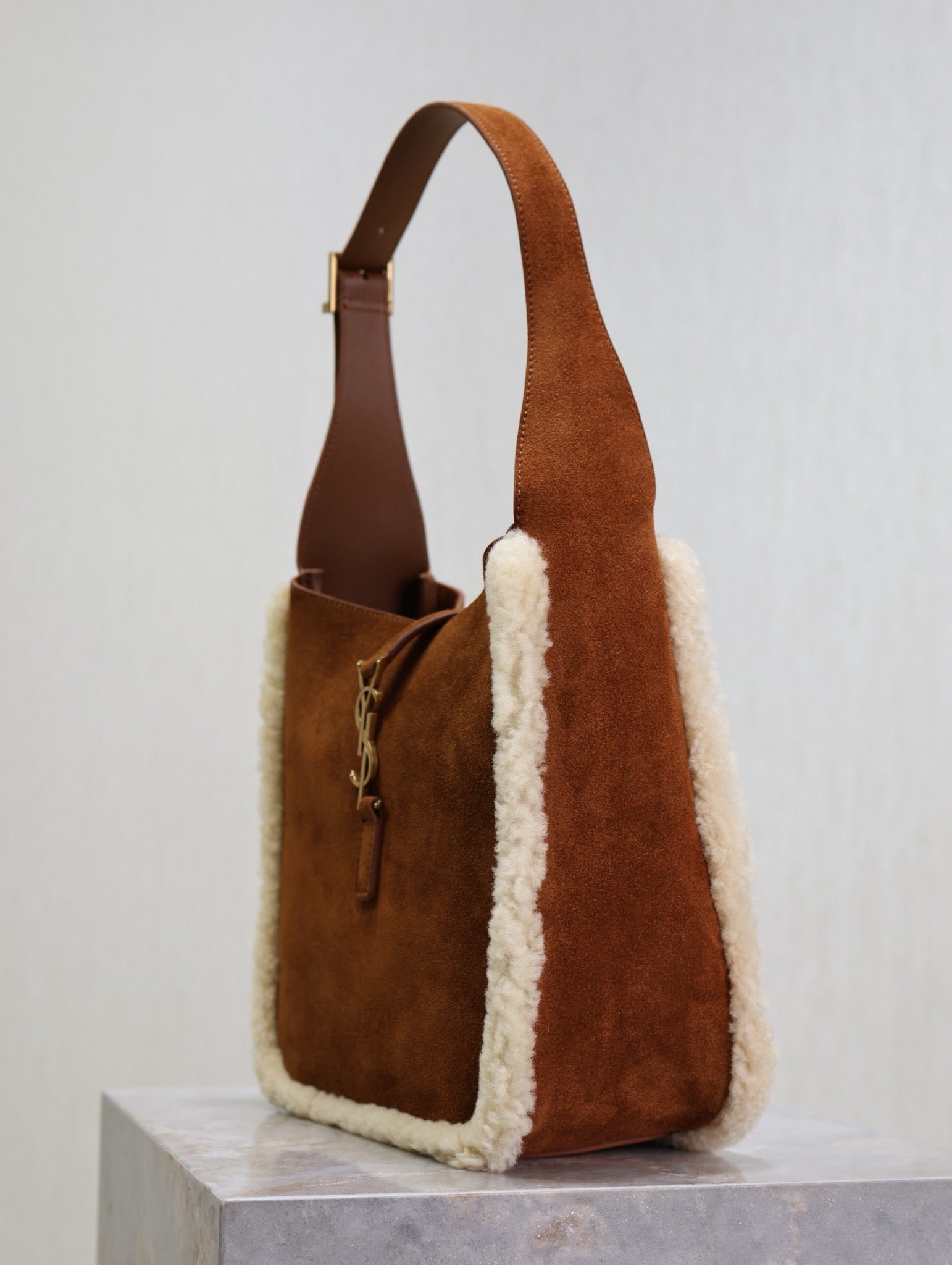 {Style No: 8U9X2EQA} LE 5 À 7 SMALL SUPPLE 23 IN AMBER ORANGE SUEDE AND WHITE LAMB FUR TRIM - Image 4