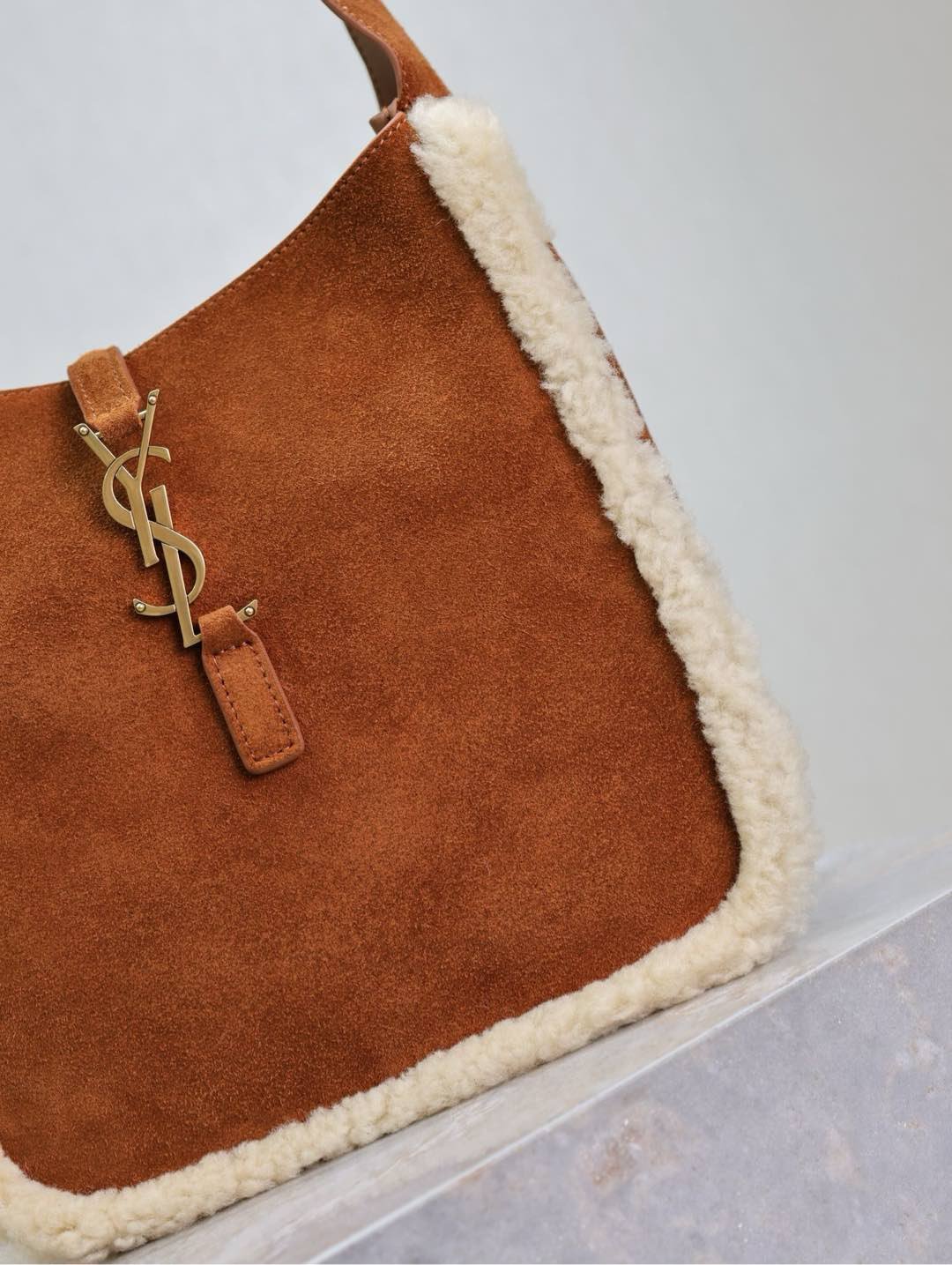 {Style No: 8U9X2EQA} LE 5 À 7 SMALL SUPPLE 23 IN AMBER ORANGE SUEDE AND WHITE LAMB FUR TRIM - Image 5
