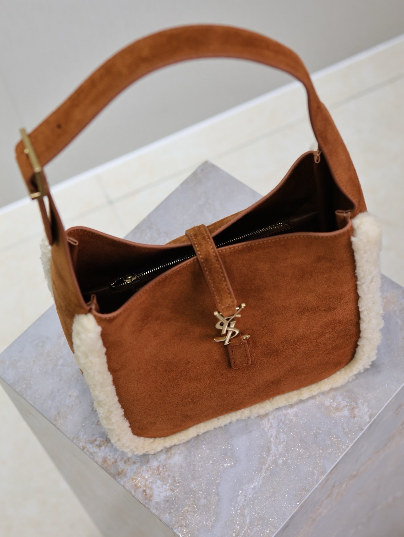 {Style No: 8U9X2EQA} LE 5 À 7 SMALL SUPPLE 23 IN AMBER ORANGE SUEDE AND WHITE LAMB FUR TRIM - Image 6
