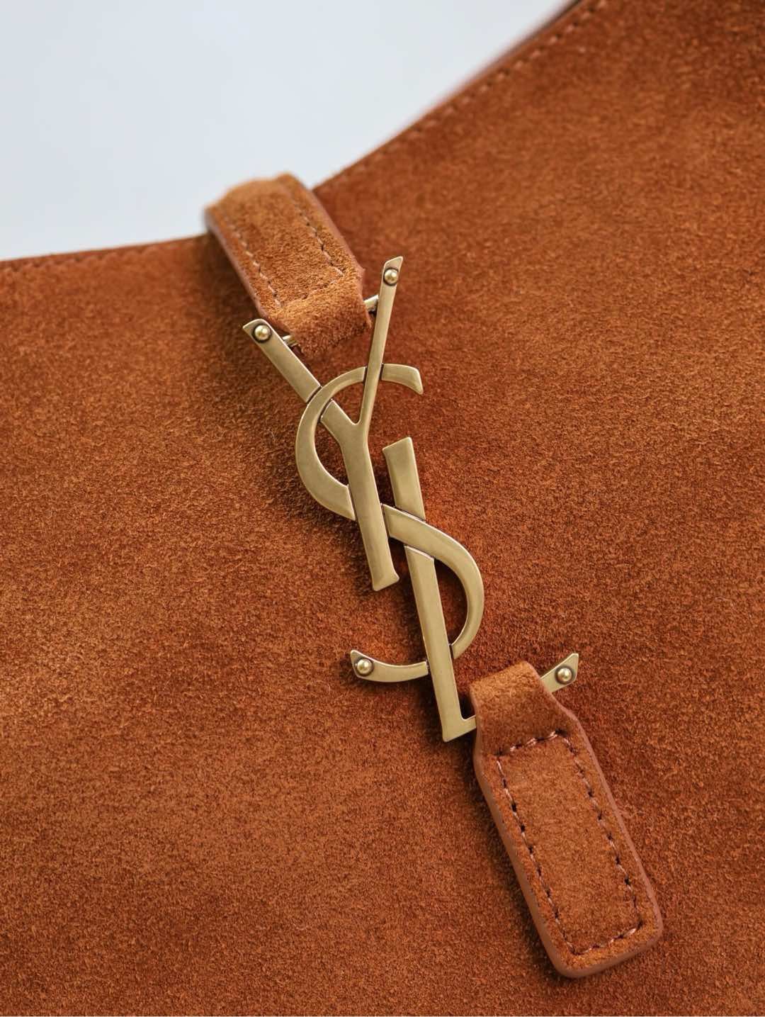 {Style No: 8U9X2EQA} LE 5 À 7 SMALL SUPPLE 23 IN AMBER ORANGE SUEDE AND WHITE LAMB FUR TRIM - Image 7