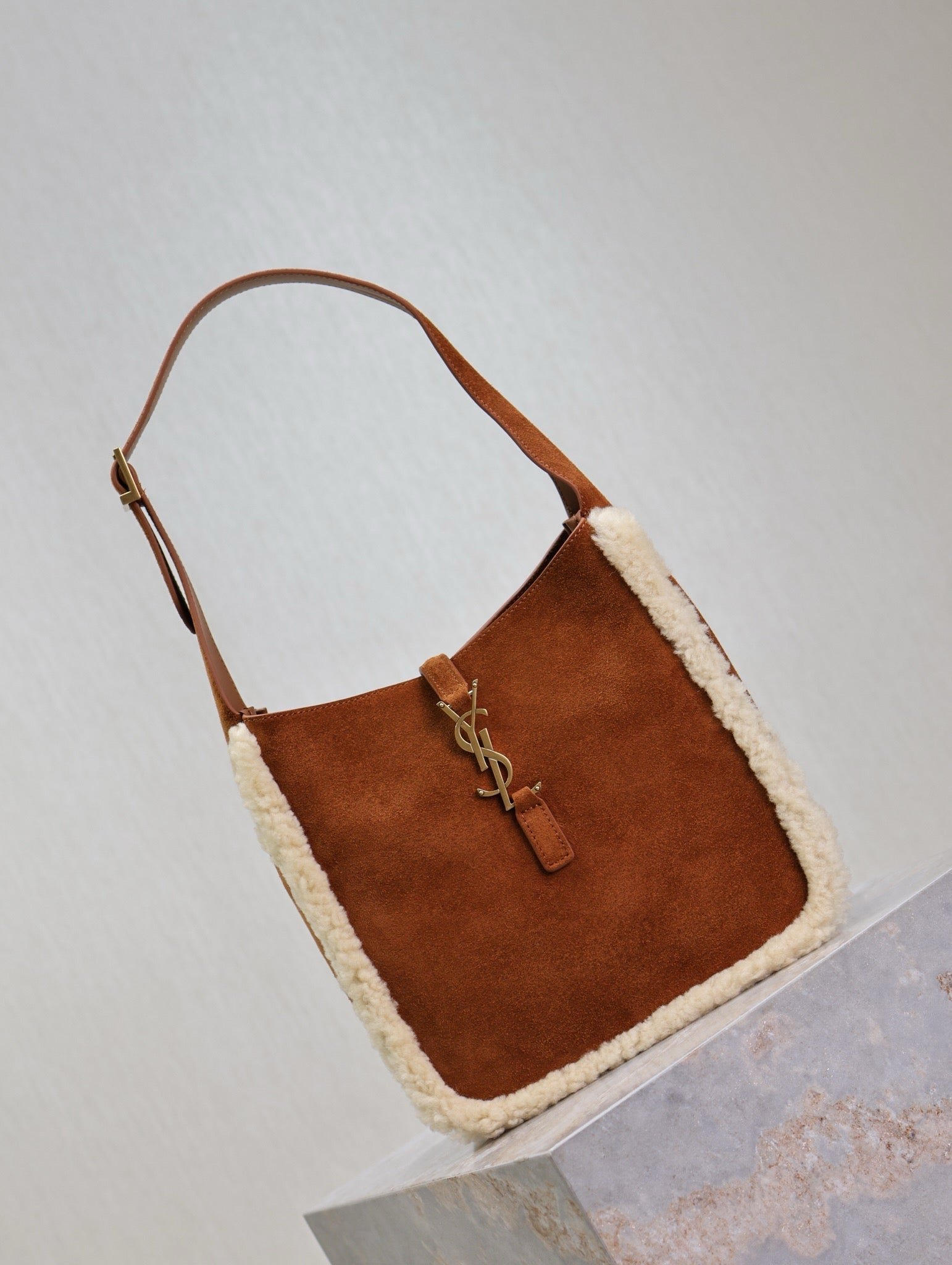 {Style No: 8U9X2EQA} LE 5 À 7 SMALL SUPPLE 23 IN AMBER ORANGE SUEDE AND WHITE LAMB FUR TRIM - Image 8