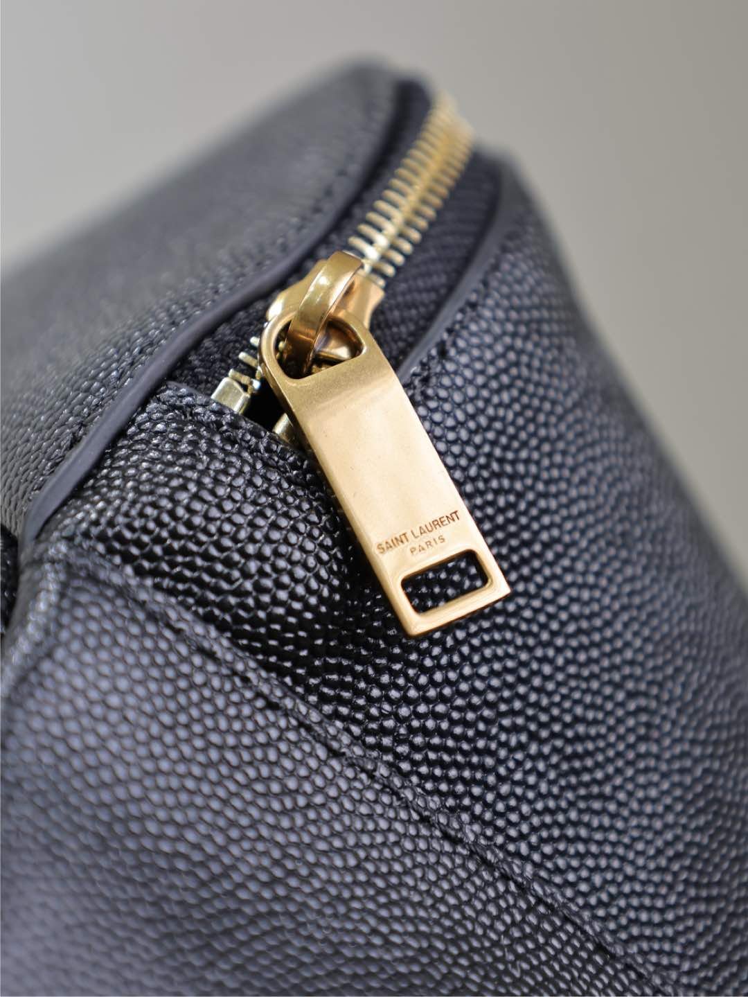 {Style No: 7WNV3G7W} CLASSIC CROSSBODY BAG 25 IN BLACK CAVIAR LEATHER GOLD LOGO - Image 3