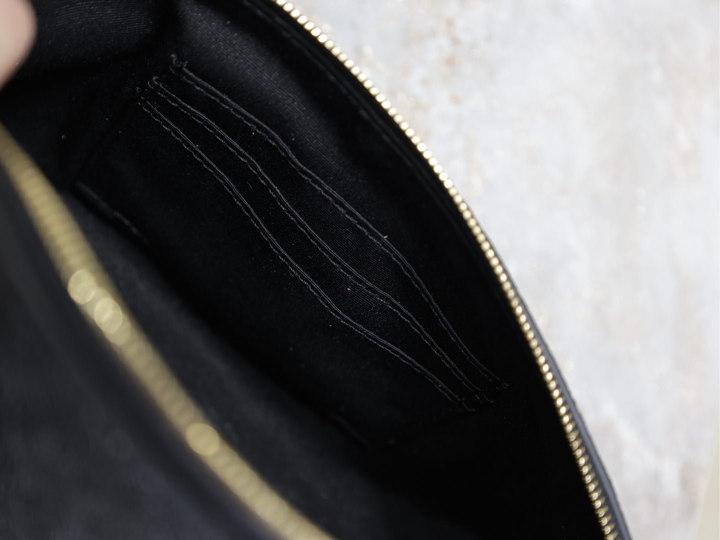 {Style No: 7WNV3G7W} CLASSIC CROSSBODY BAG 25 IN BLACK CAVIAR LEATHER GOLD LOGO - Image 4