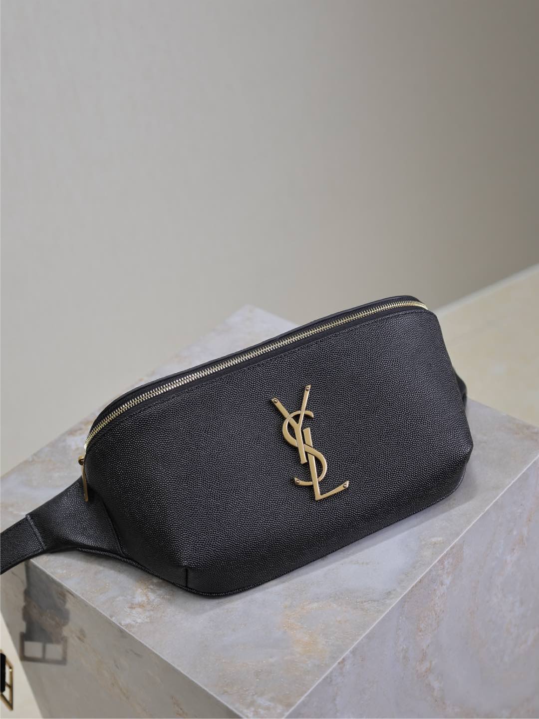 {Style No: 7WNV3G7W} CLASSIC CROSSBODY BAG 25 IN BLACK CAVIAR LEATHER GOLD LOGO - Image 9