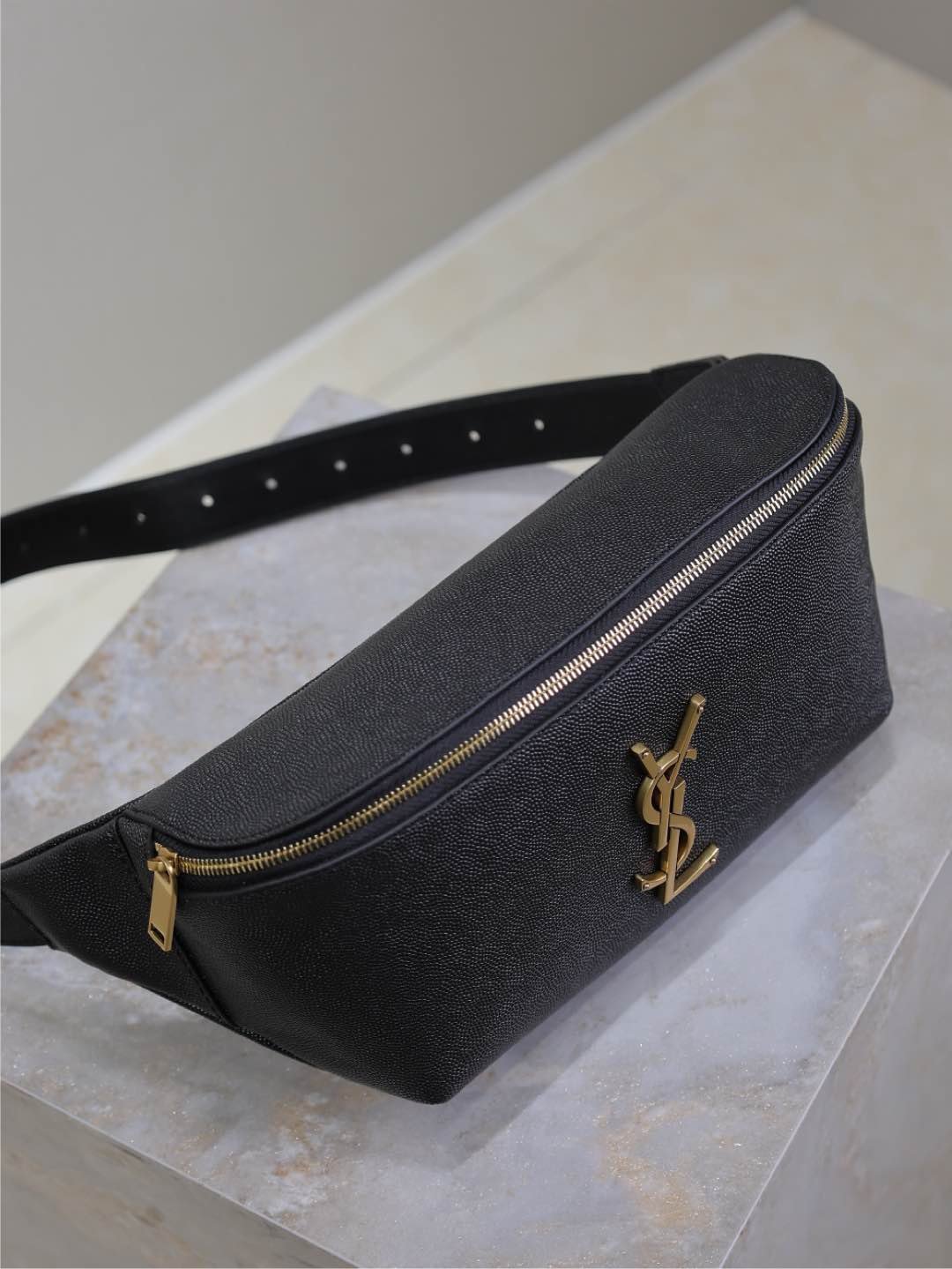 {Style No: 7WNV3G7W} CLASSIC CROSSBODY BAG 25 IN BLACK CAVIAR LEATHER GOLD LOGO - Image 2