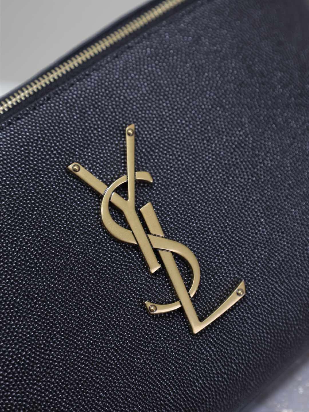 {Style No: 7WNV3G7W} CLASSIC CROSSBODY BAG 25 IN BLACK CAVIAR LEATHER GOLD LOGO - Image 5