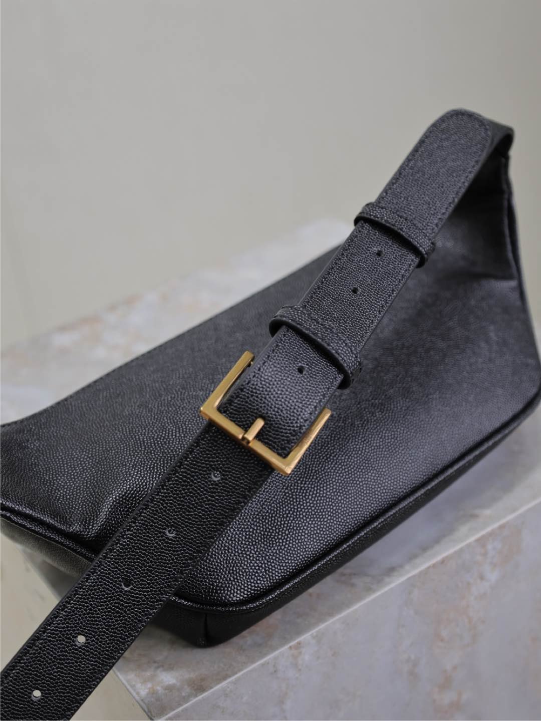 {Style No: 7WNV3G7W} CLASSIC CROSSBODY BAG 25 IN BLACK CAVIAR LEATHER GOLD LOGO - Image 6