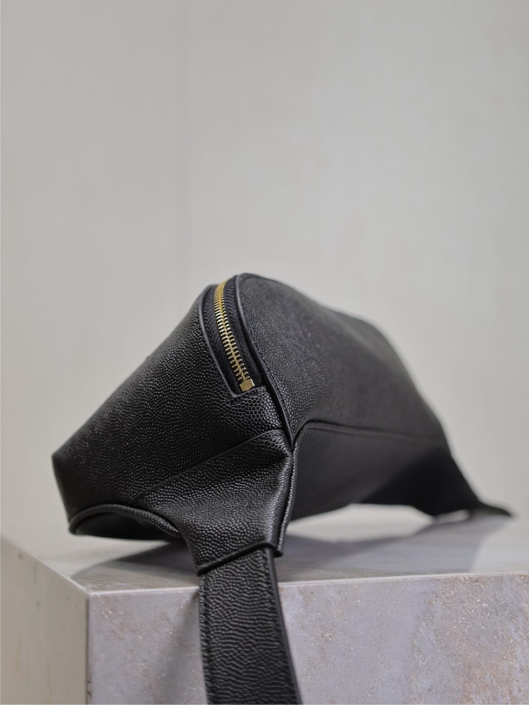 {Style No: 7WNV3G7W} CLASSIC CROSSBODY BAG 25 IN BLACK CAVIAR LEATHER GOLD LOGO - Image 7